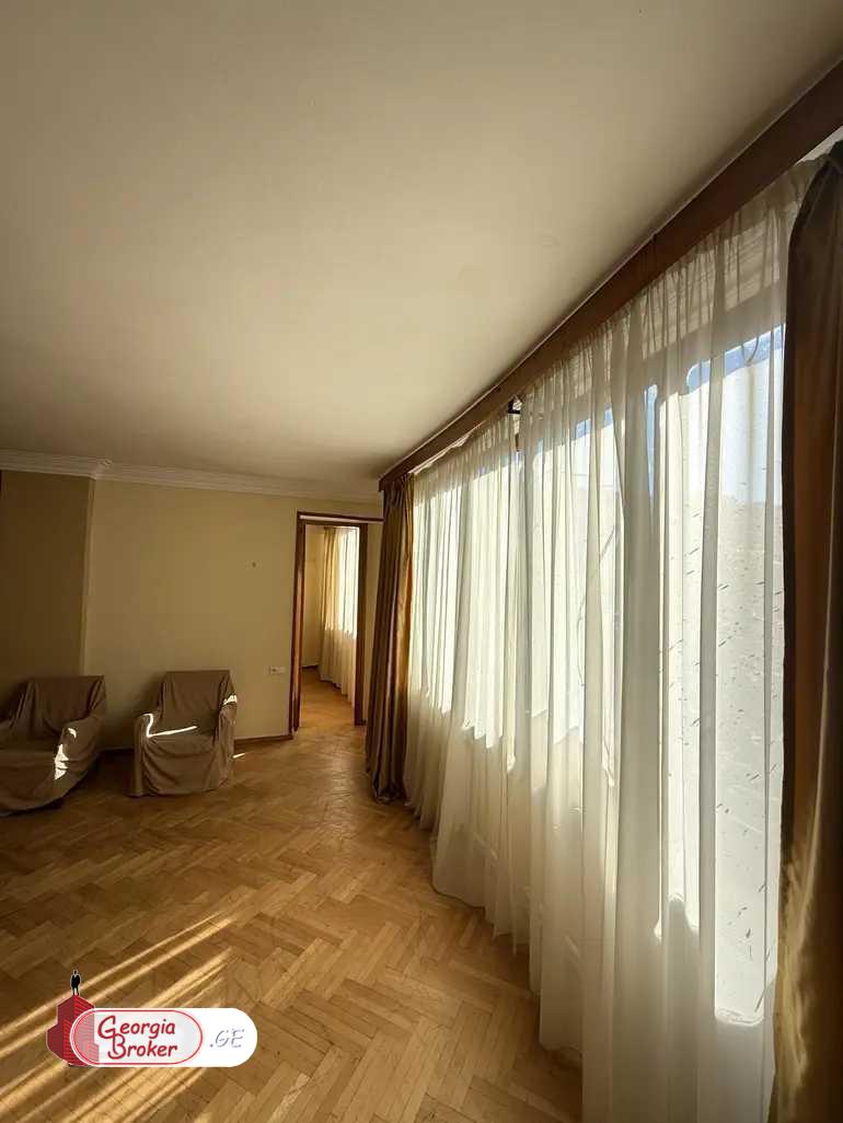 продается квартира со старым ремонтом 5-комнат