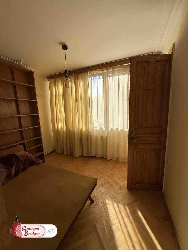 продается квартира со старым ремонтом 5-комнат