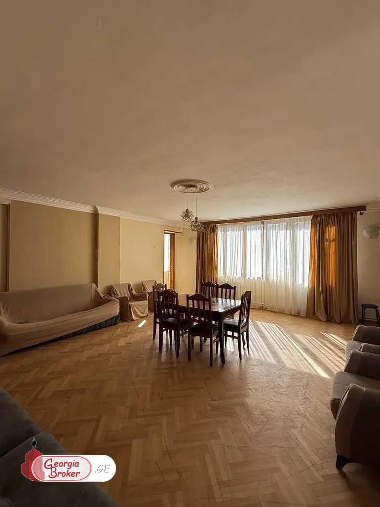 продается квартира со старым ремонтом 5-комнат