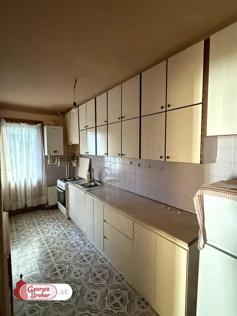 продается квартира со старым ремонтом 5-комнат