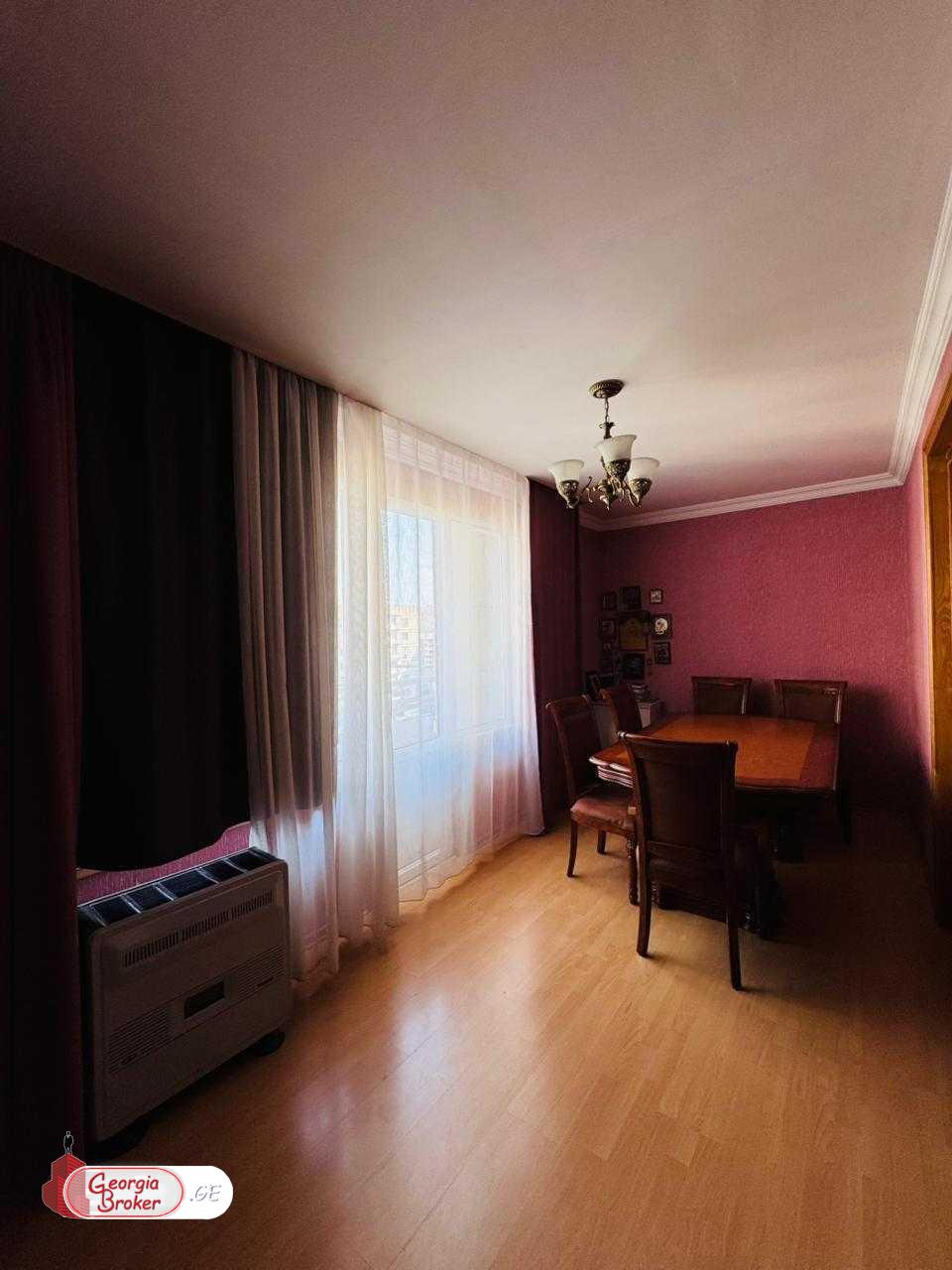 продается квартира со старым ремонтом 5-комнат