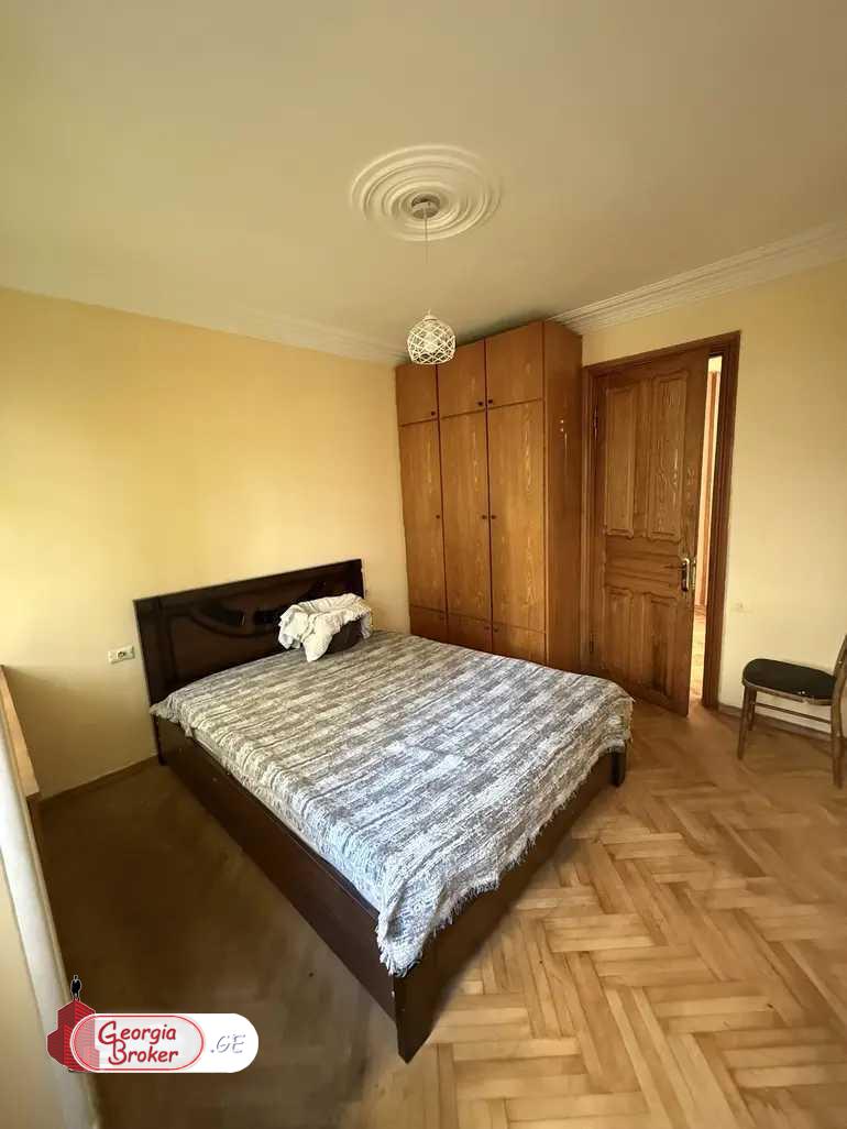 продается квартира со старым ремонтом 5-комнат