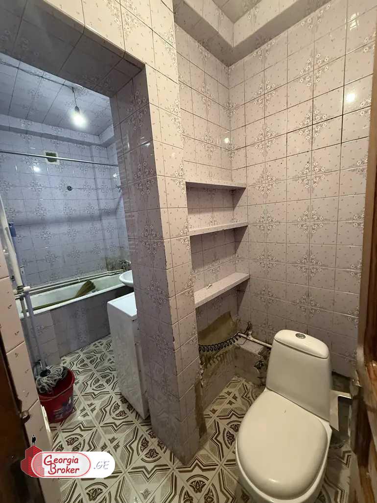 продается квартира со старым ремонтом 5-комнат