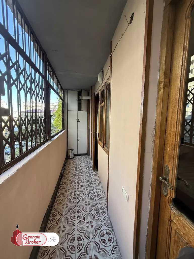 продается квартира со старым ремонтом 5-комнат