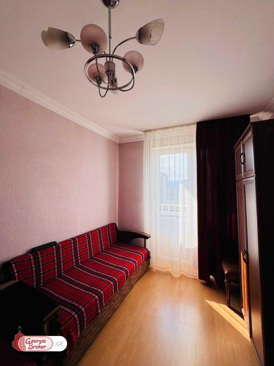 продается квартира со старым ремонтом 5-комнат