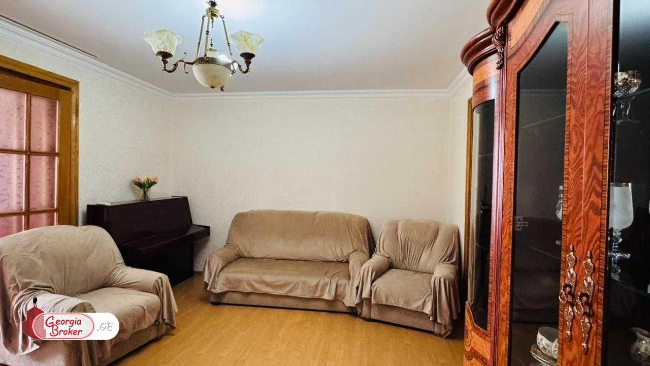 продается квартира со старым ремонтом 5-комнат