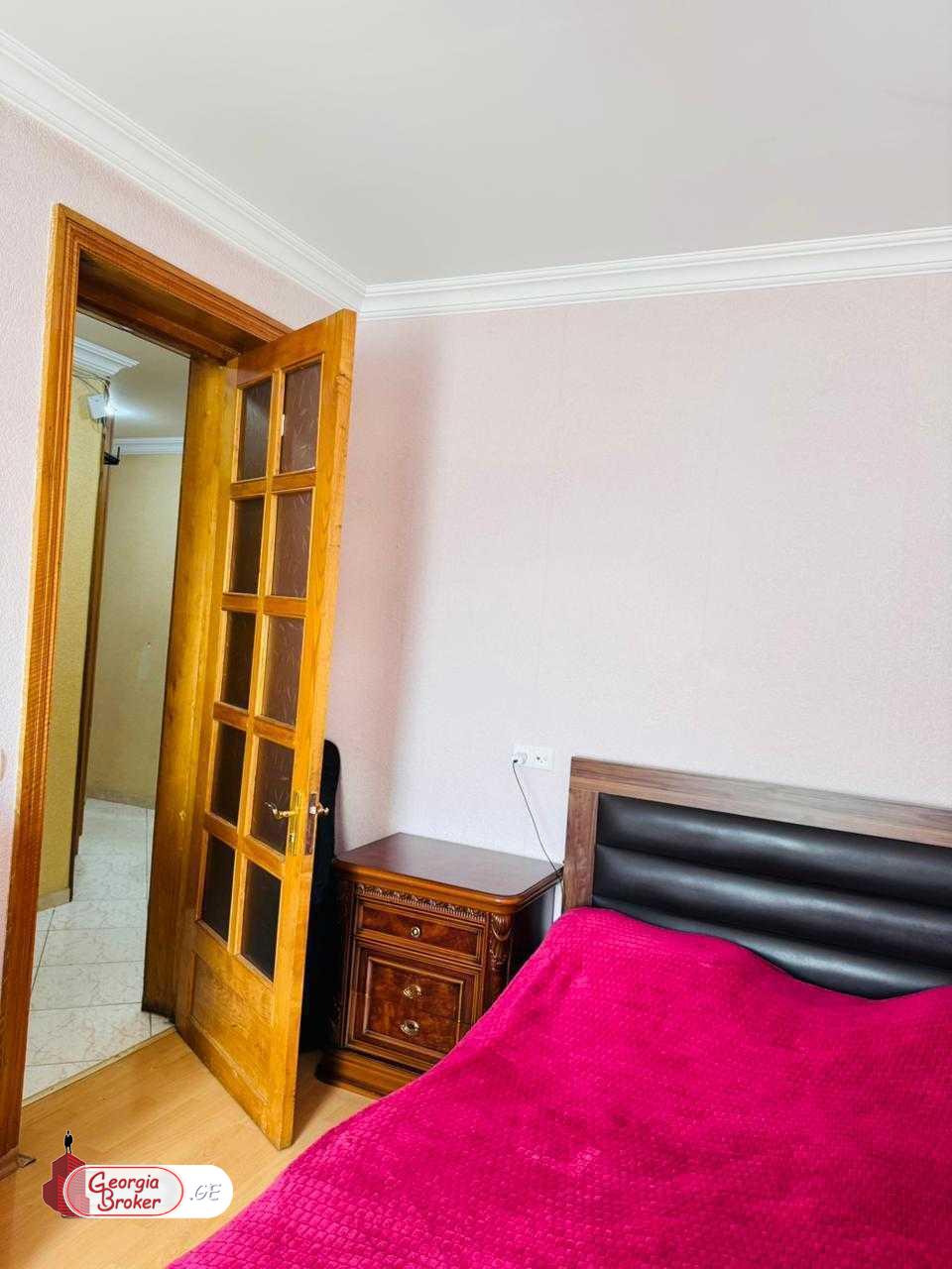 продается квартира со старым ремонтом 5-комнат