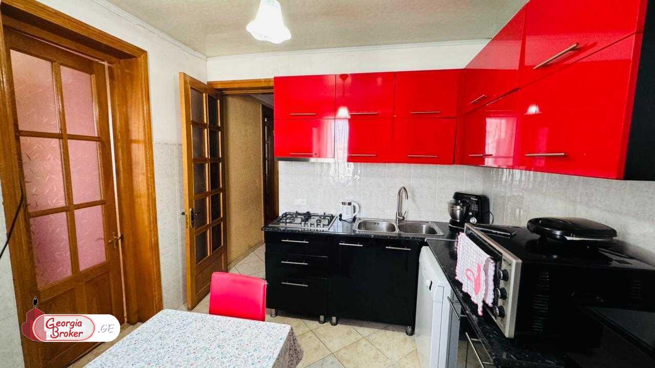 продается квартира со старым ремонтом 5-комнат