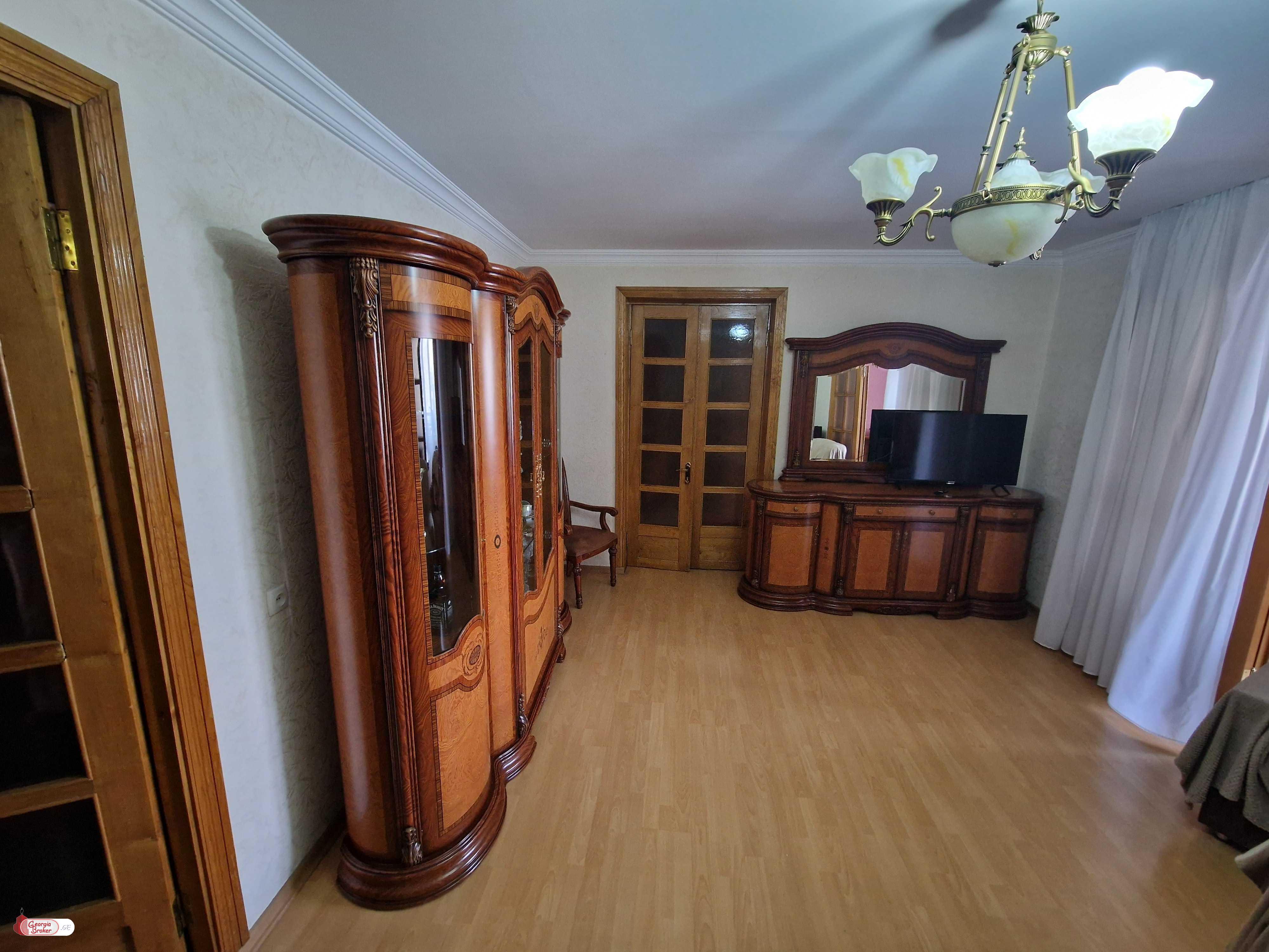 продается квартира со старым ремонтом 5-комнат