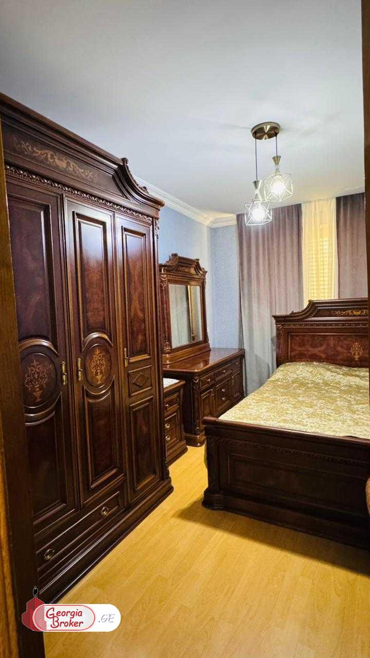 продается квартира со старым ремонтом 5-комнат