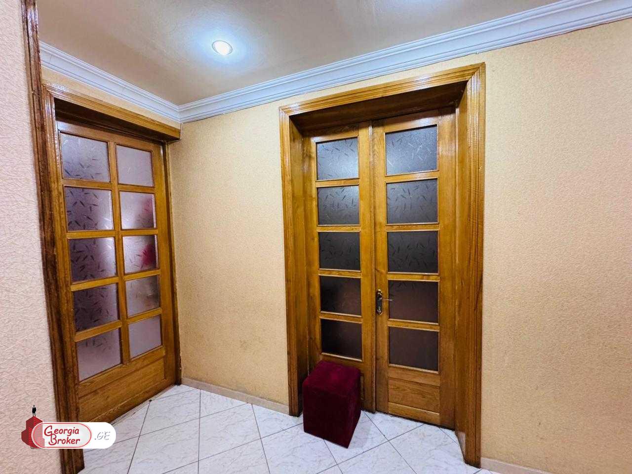 продается квартира со старым ремонтом 5-комнат