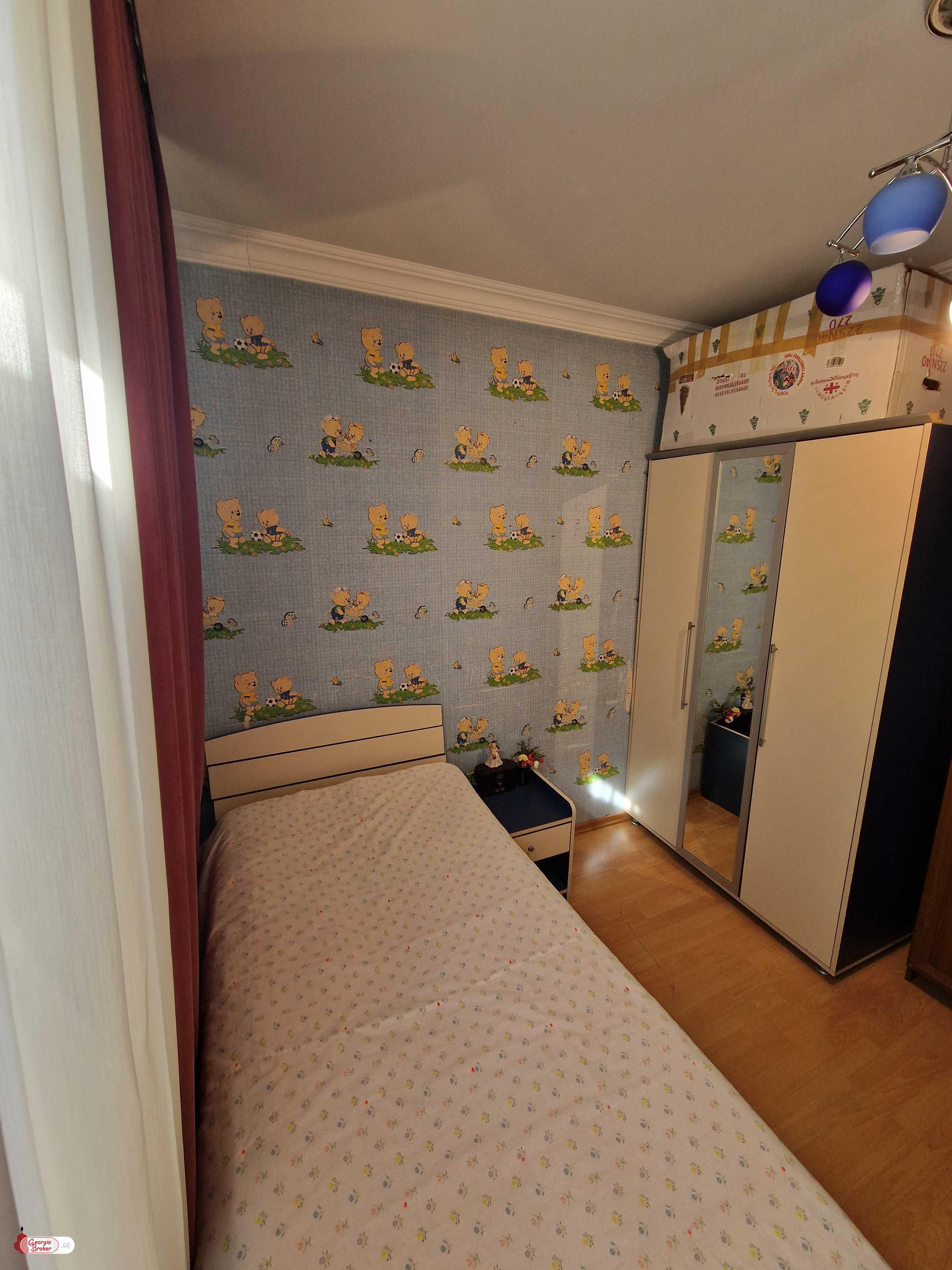 продается квартира со старым ремонтом 5-комнат