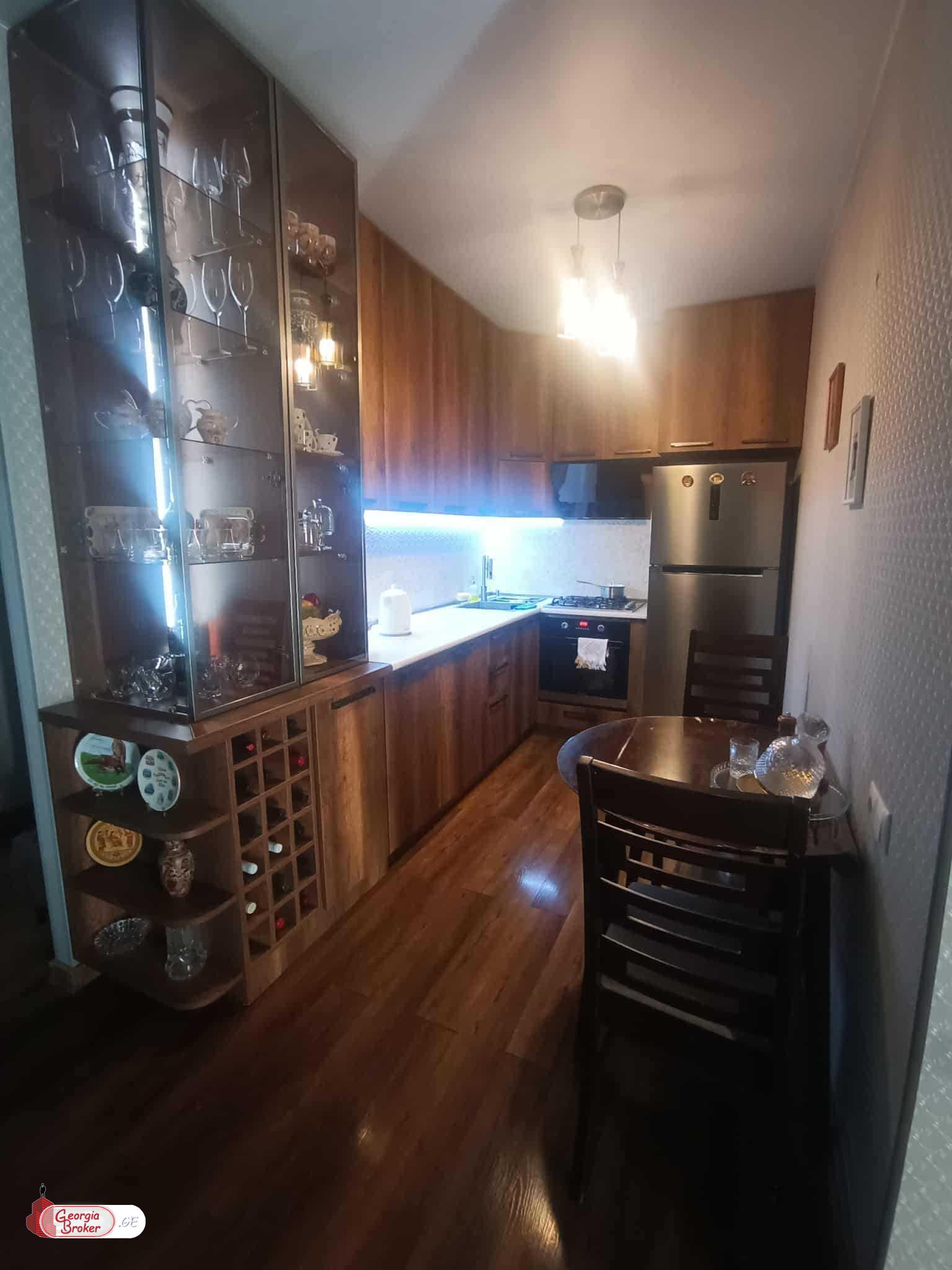 продается квартира с новым ремонтом 3-комнаты