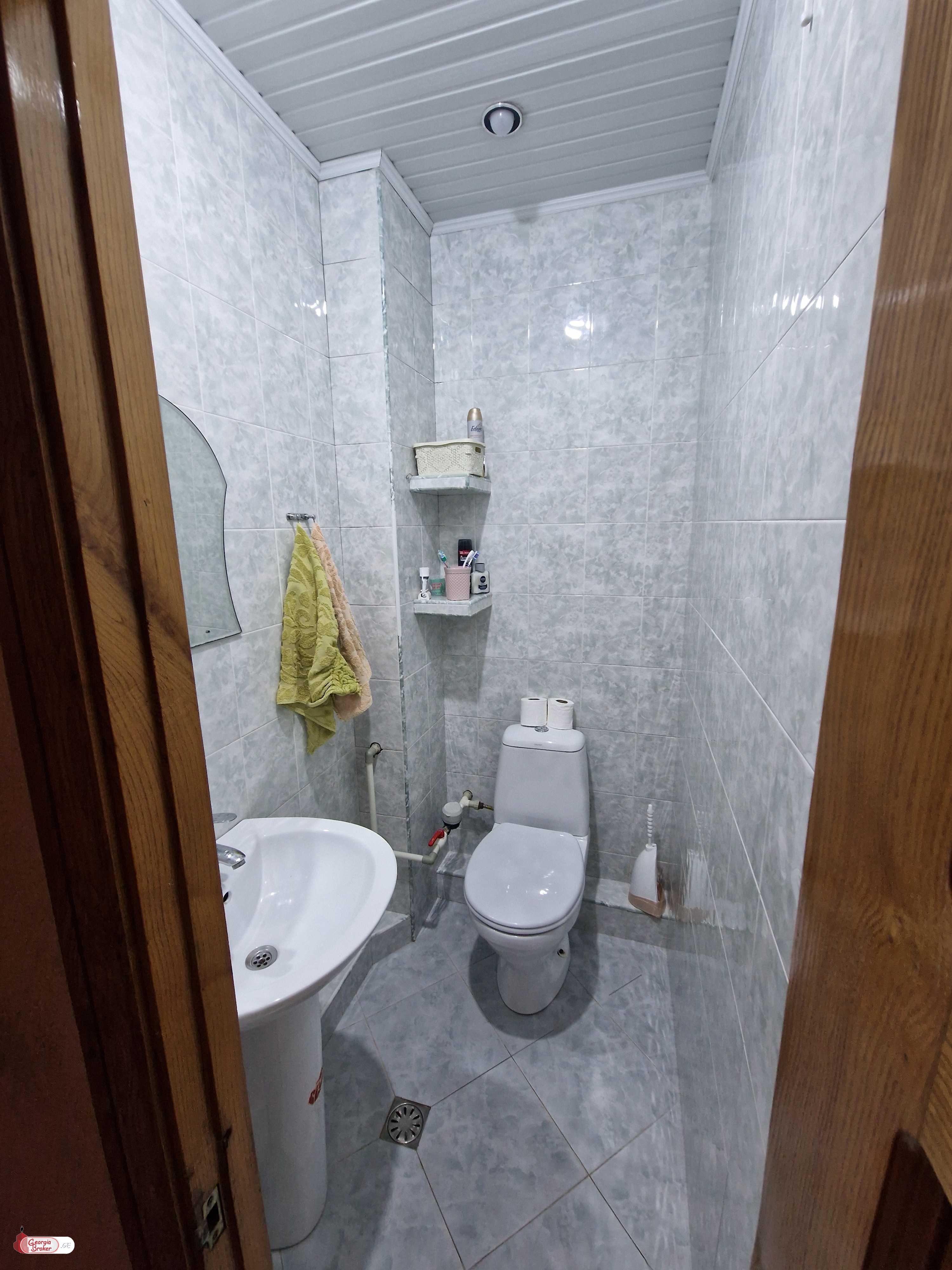 продается квартира со старым ремонтом 5-комнат