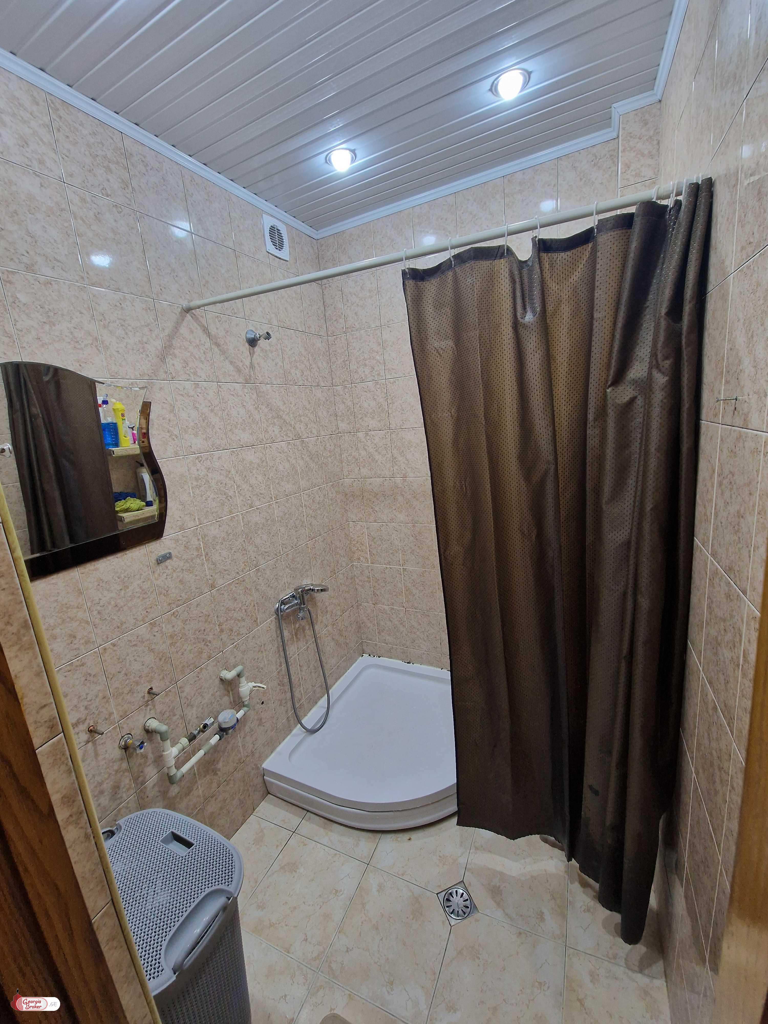 продается квартира со старым ремонтом 5-комнат