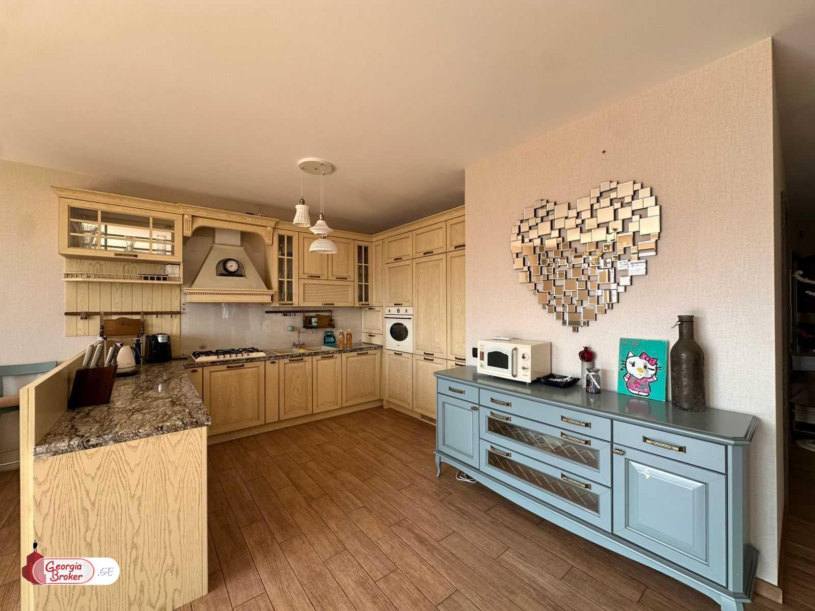 продается квартира с новым ремонтом 4-комнаты