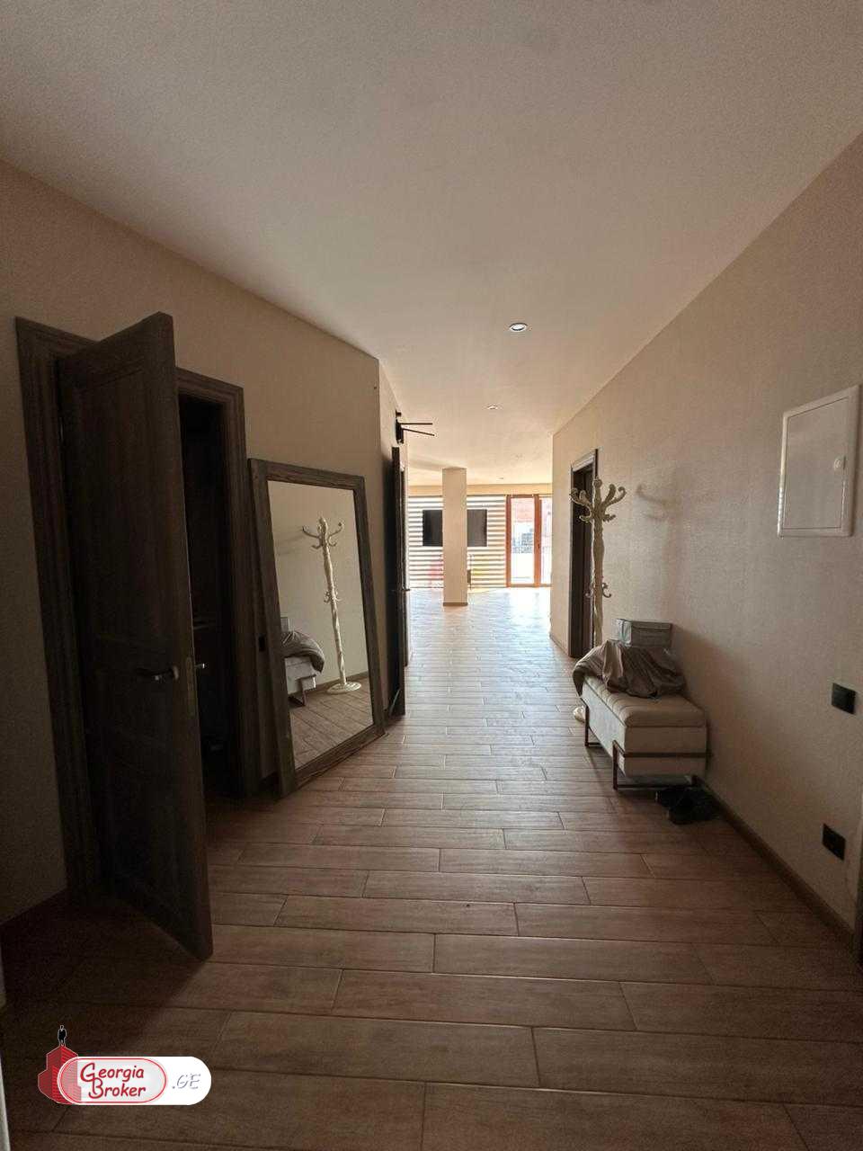 продается квартира с новым ремонтом 4-комнаты