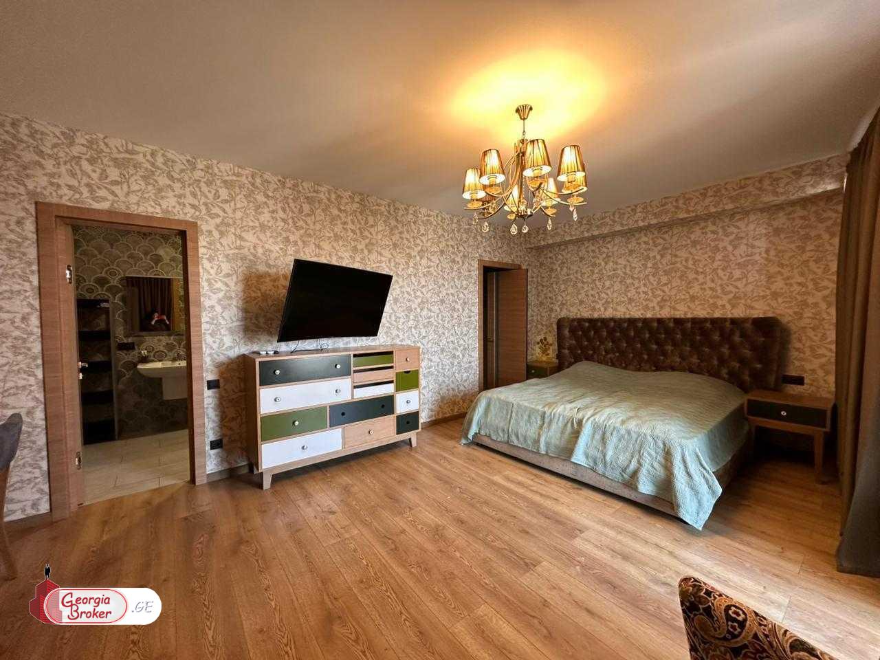 продается квартира с новым ремонтом 4-комнаты