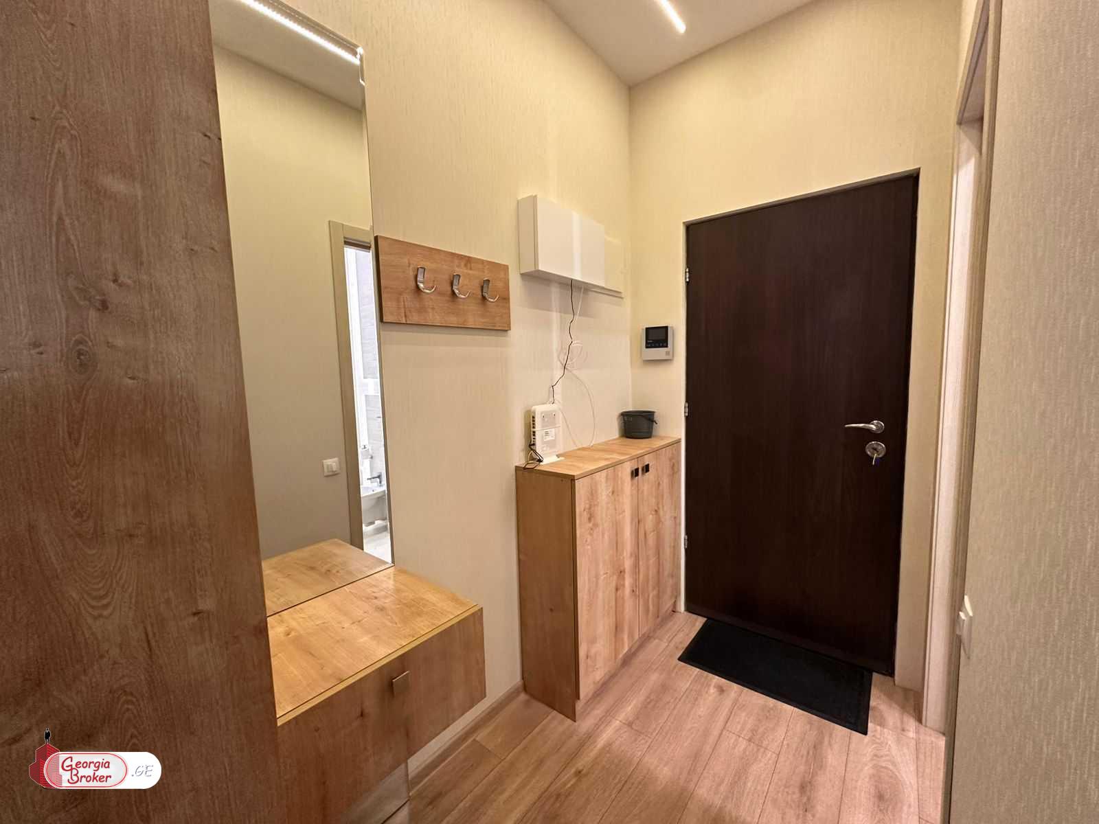 продается квартира с новым ремонтом 3-комнаты