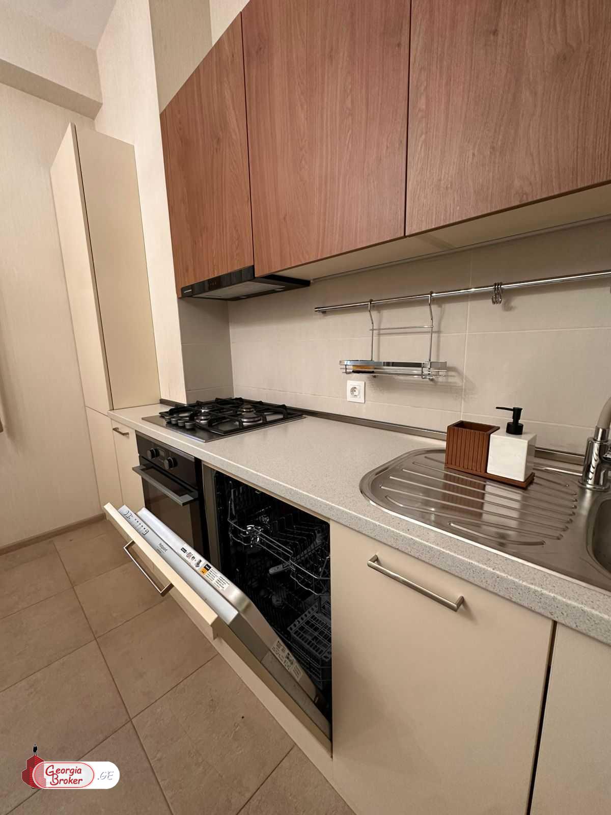 продается квартира с новым ремонтом 3-комнаты