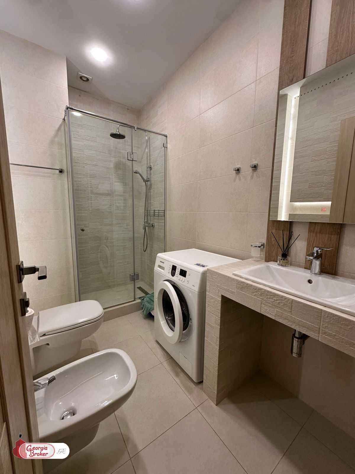 продается квартира с новым ремонтом 3-комнаты