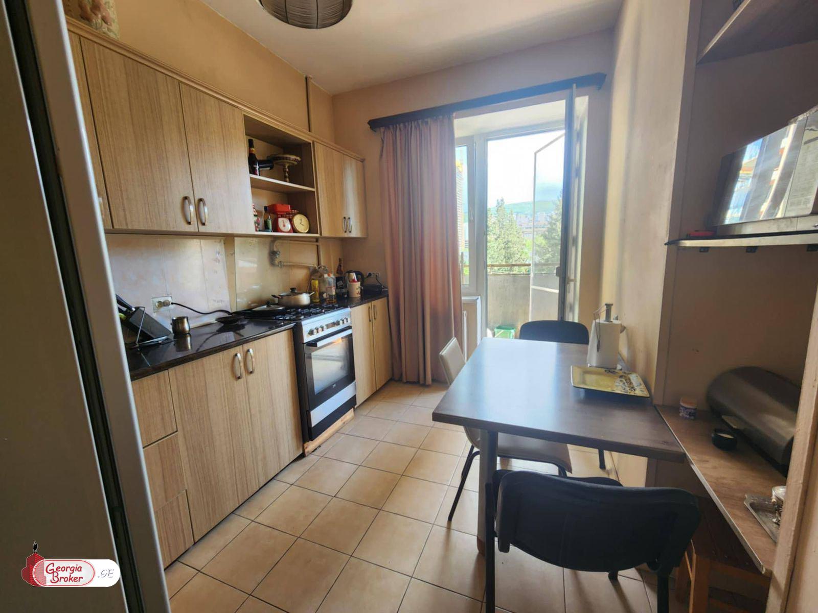 продается квартира с новым ремонтом 3-комнаты