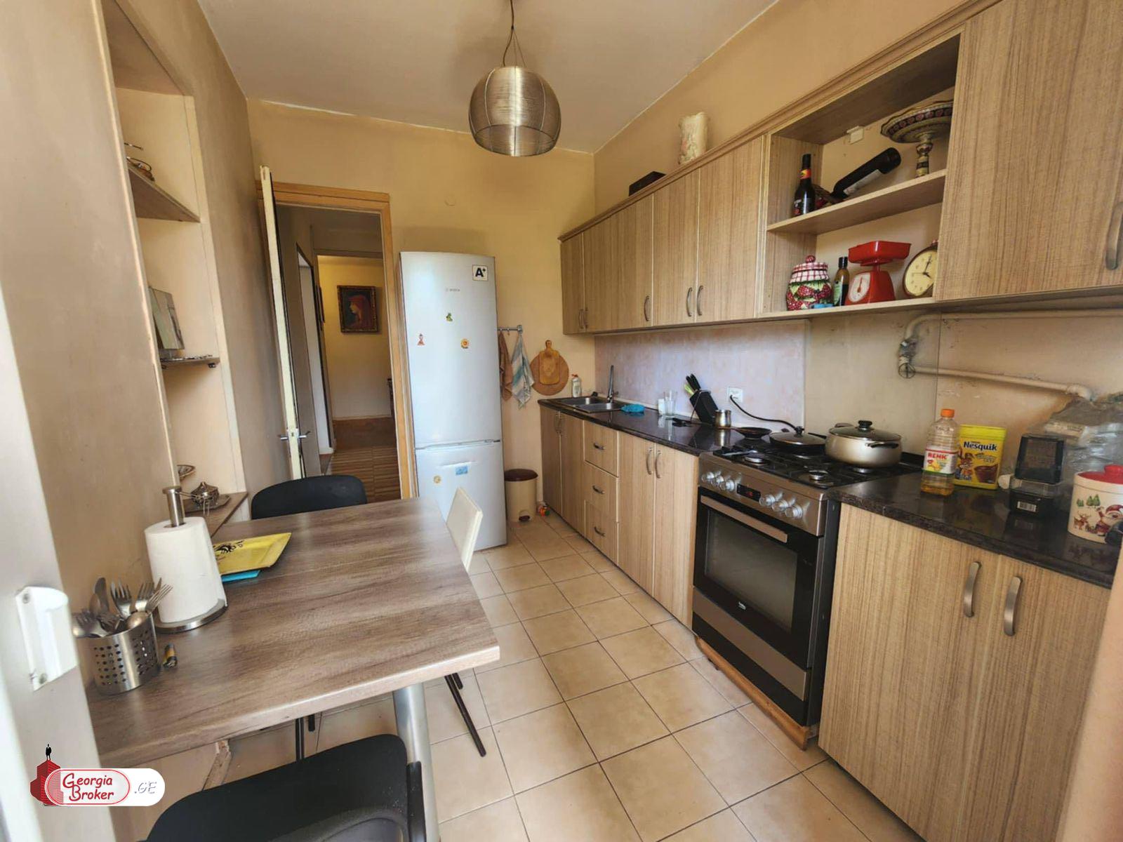 продается квартира с новым ремонтом 3-комнаты