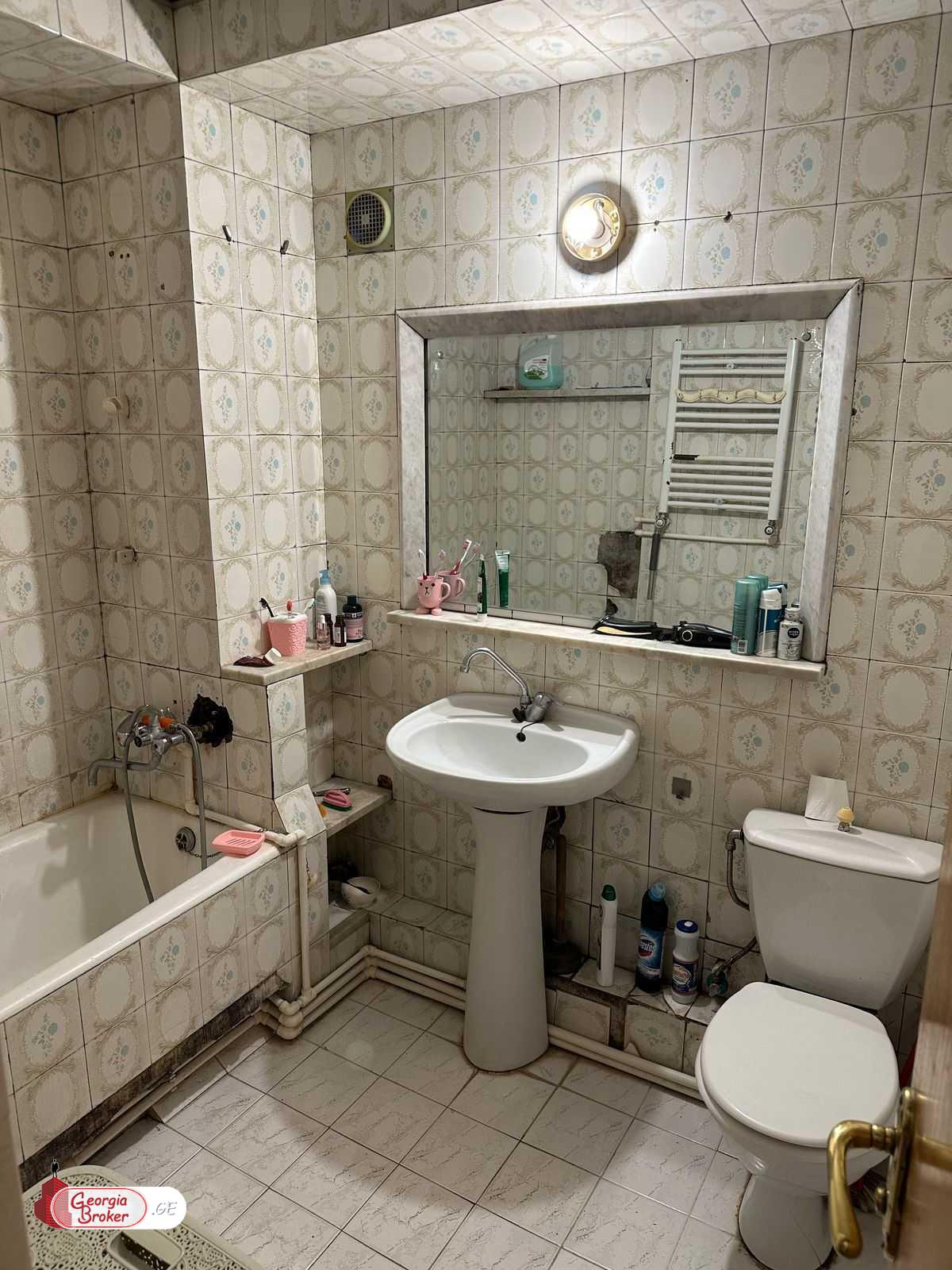 იყიდება ახალი გარემონტებული 4 ოთახიანი ბინა