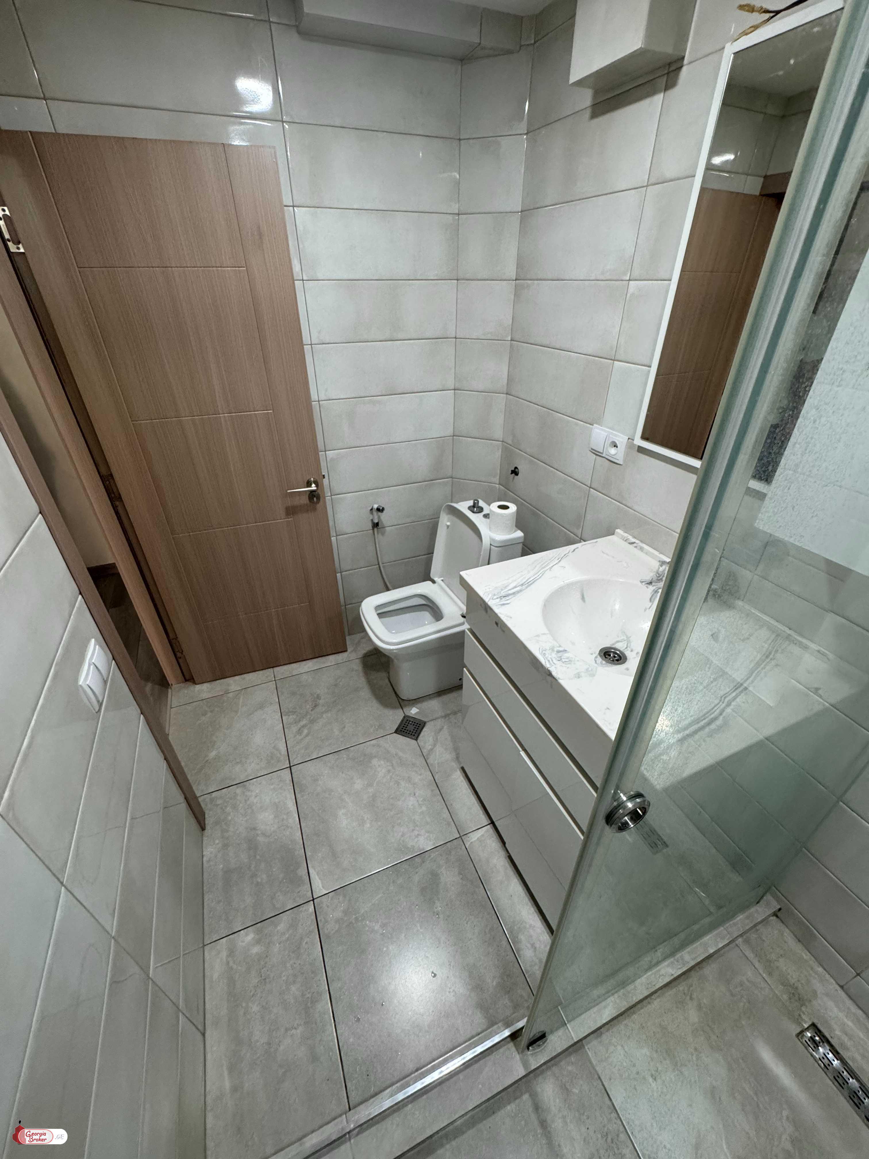 იყიდება ახალი გარემონტებული 3 ოთახიანი ბინა