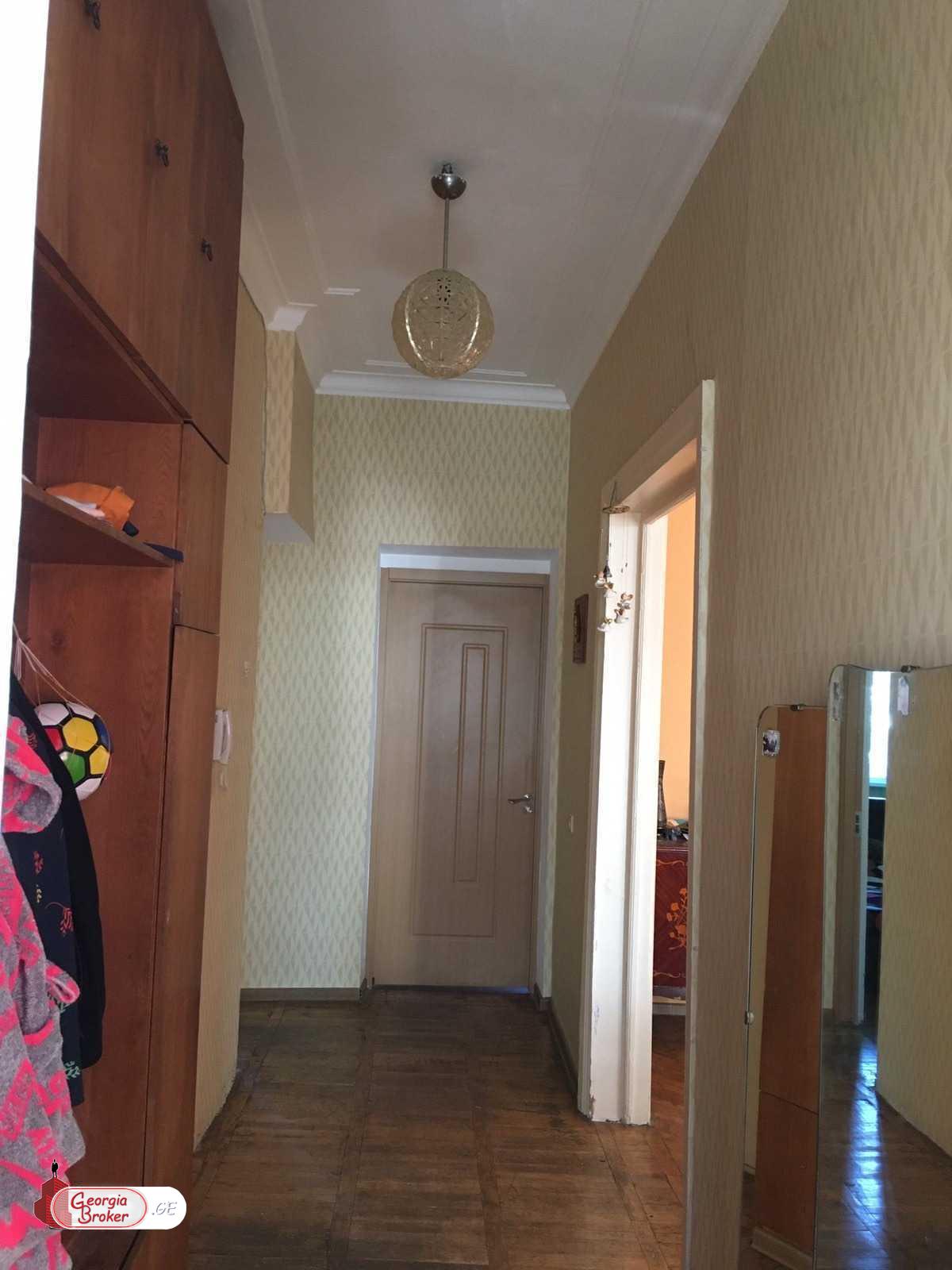 продается квартира с новым ремонтом 4-комнаты