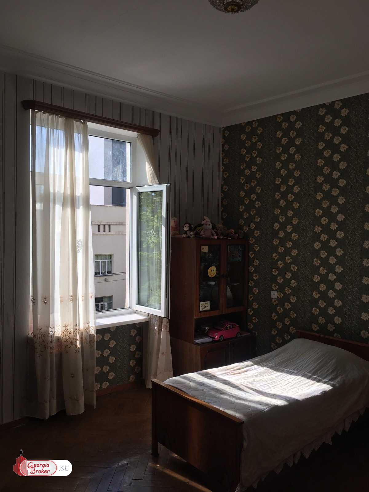 продается квартира с новым ремонтом 4-комнаты