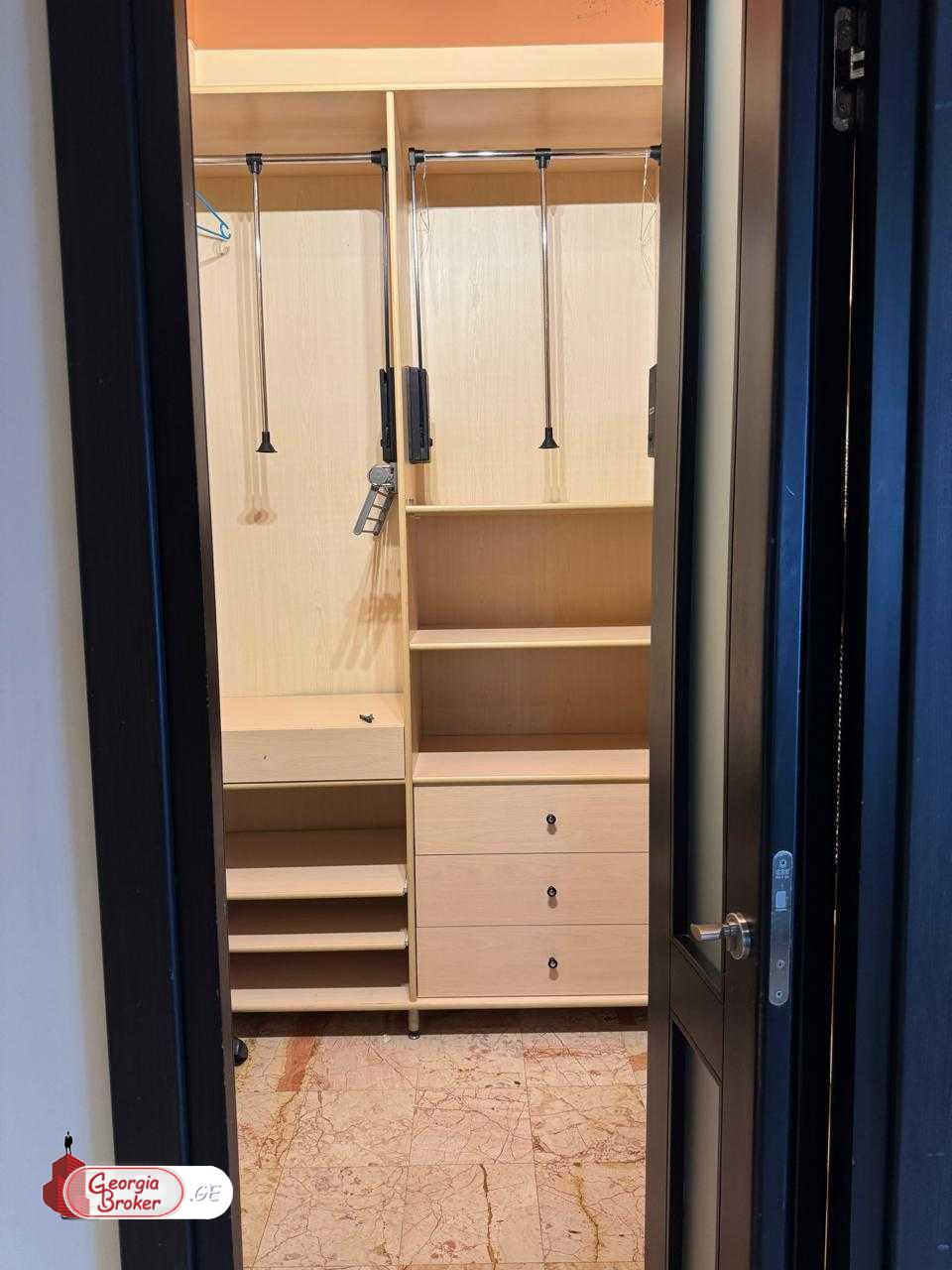 იყიდება ახალი გარემონტებული 4 ოთახიანი ბინა