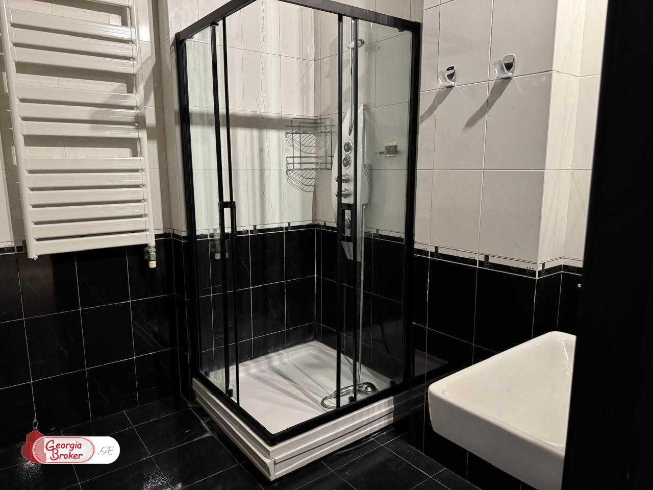 იყიდება ახალი გარემონტებული 4 ოთახიანი ბინა