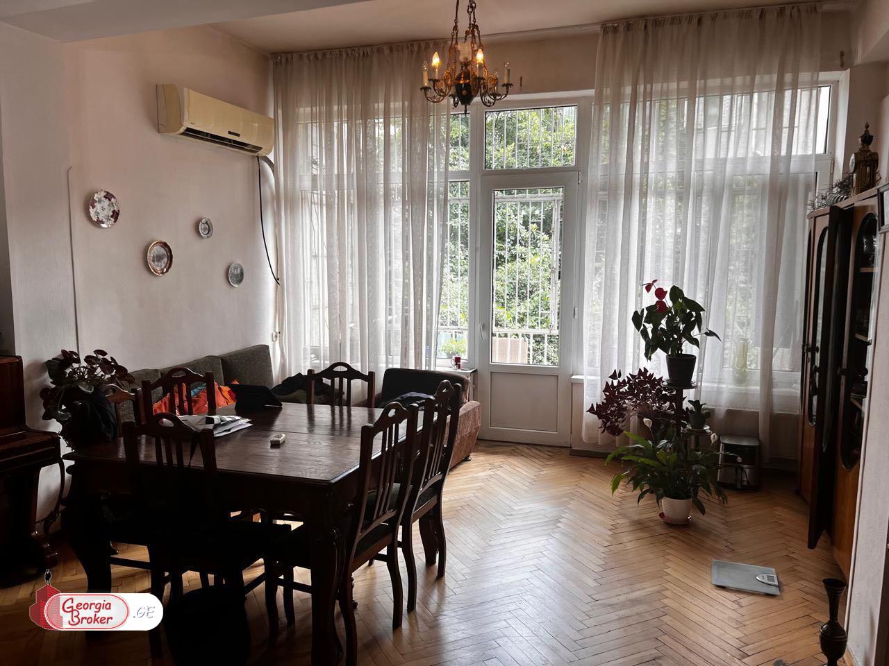 იყიდება ძველი გარემონტებული 8 ოთახიანი ბინა