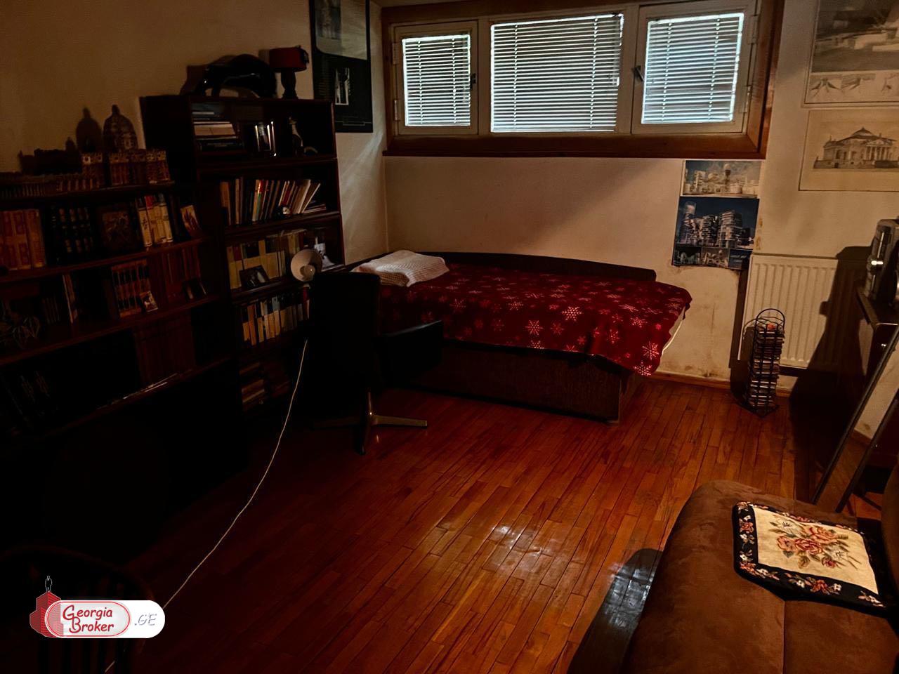 იყიდება ძველი გარემონტებული 8 ოთახიანი ბინა