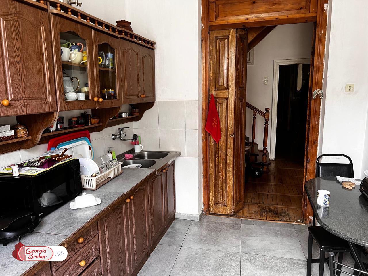 იყიდება ძველი გარემონტებული 8 ოთახიანი ბინა