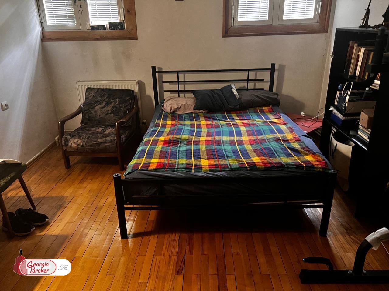 იყიდება ძველი გარემონტებული 8 ოთახიანი ბინა