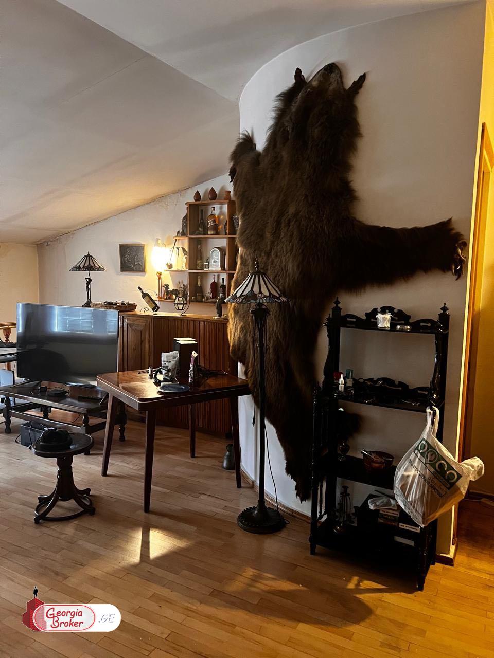 იყიდება ძველი გარემონტებული 8 ოთახიანი ბინა