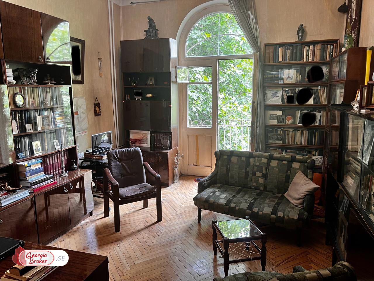 იყიდება ძველი გარემონტებული 8 ოთახიანი ბინა