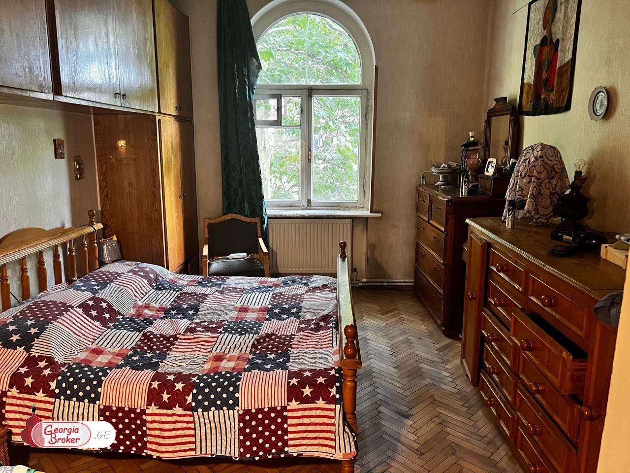 იყიდება ძველი გარემონტებული 8 ოთახიანი ბინა