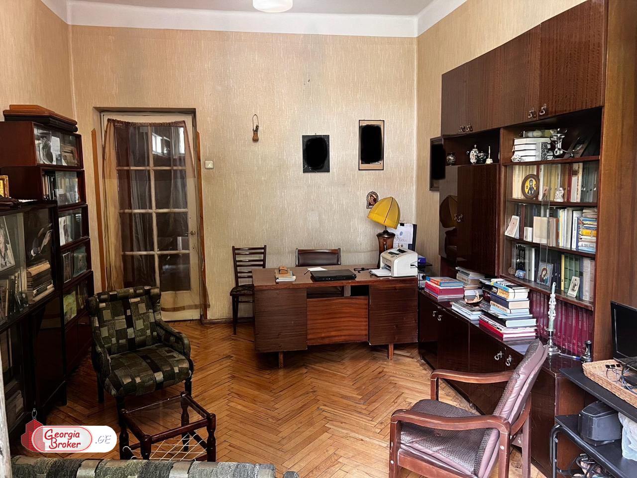 იყიდება ძველი გარემონტებული 8 ოთახიანი ბინა