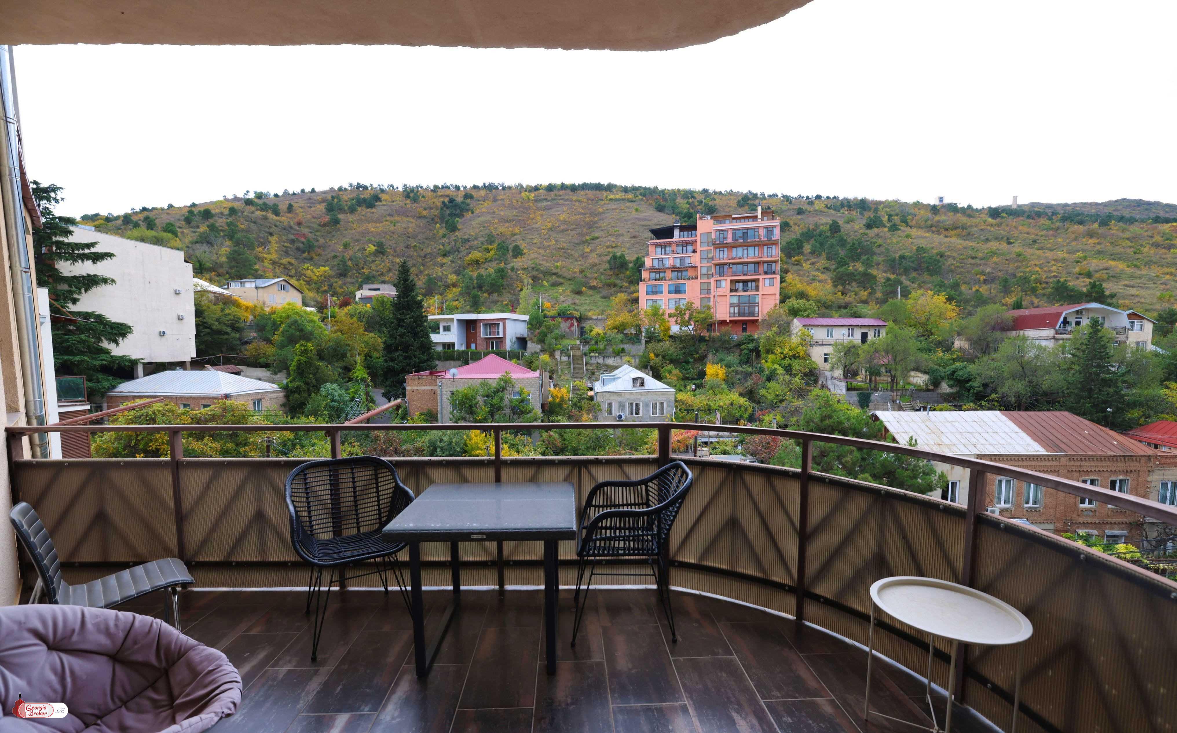 იყიდება ახალი გარემონტებული 6 ოთახიანი ბინა