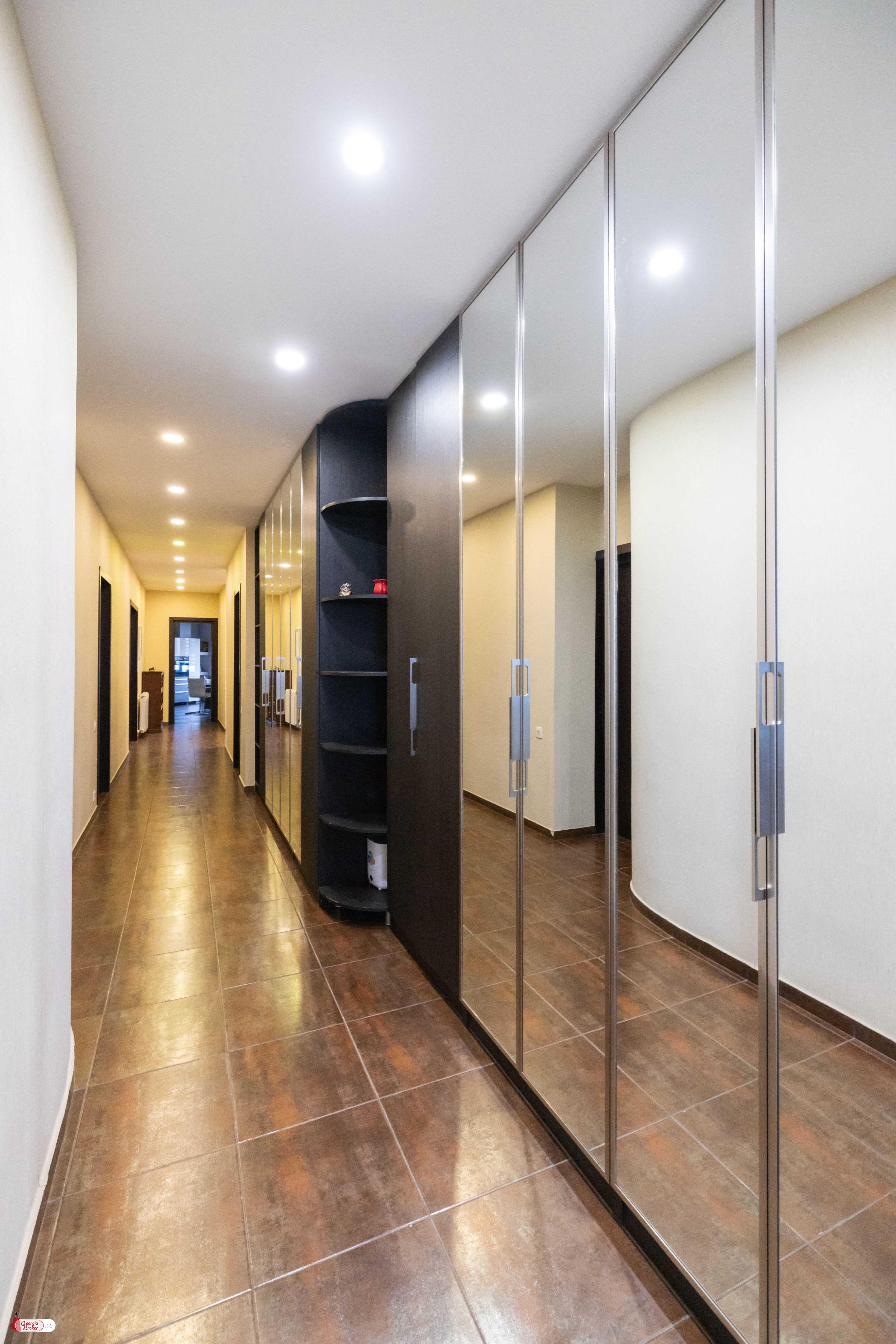 იყიდება ახალი გარემონტებული 6 ოთახიანი ბინა