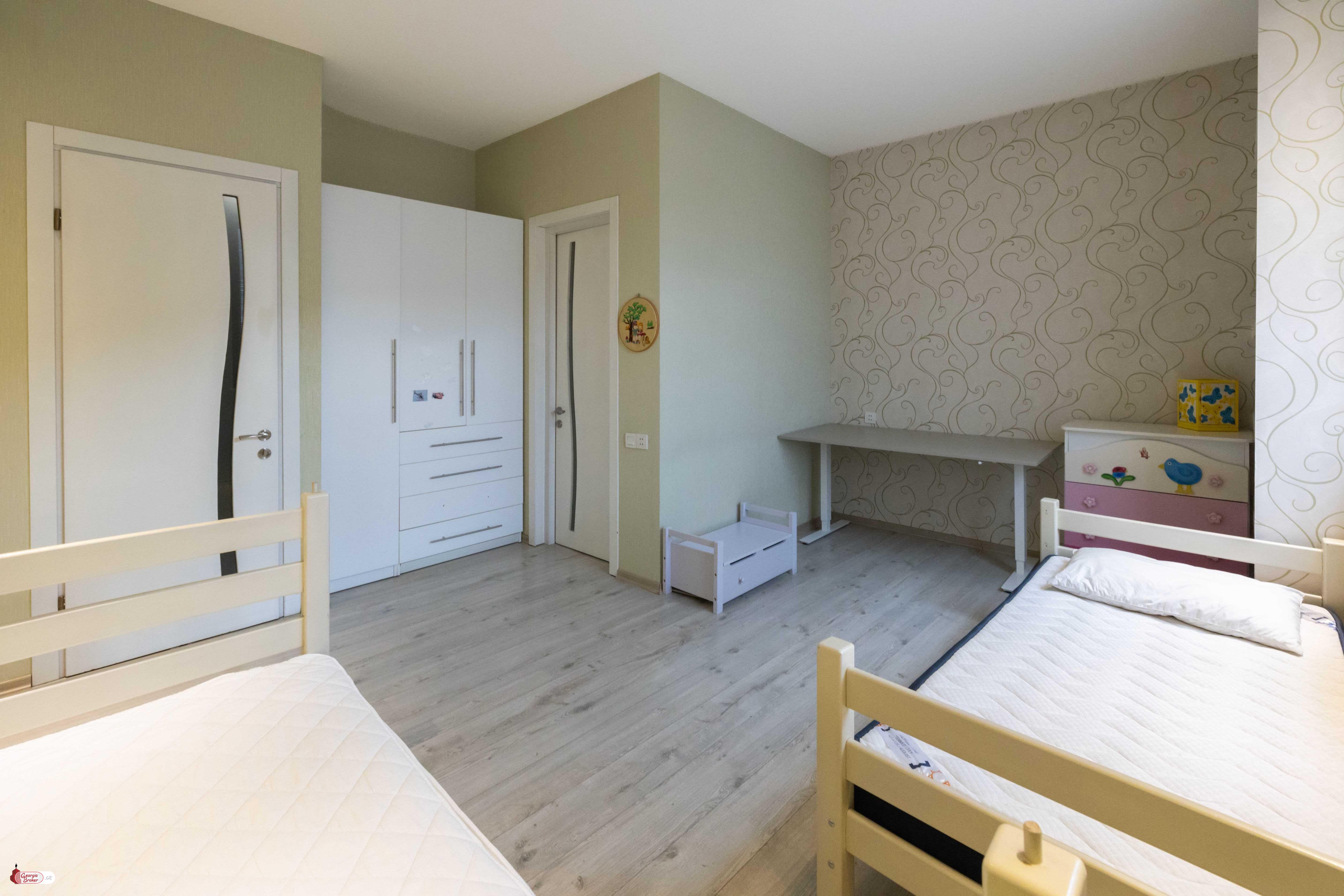 იყიდება ახალი გარემონტებული 6 ოთახიანი ბინა