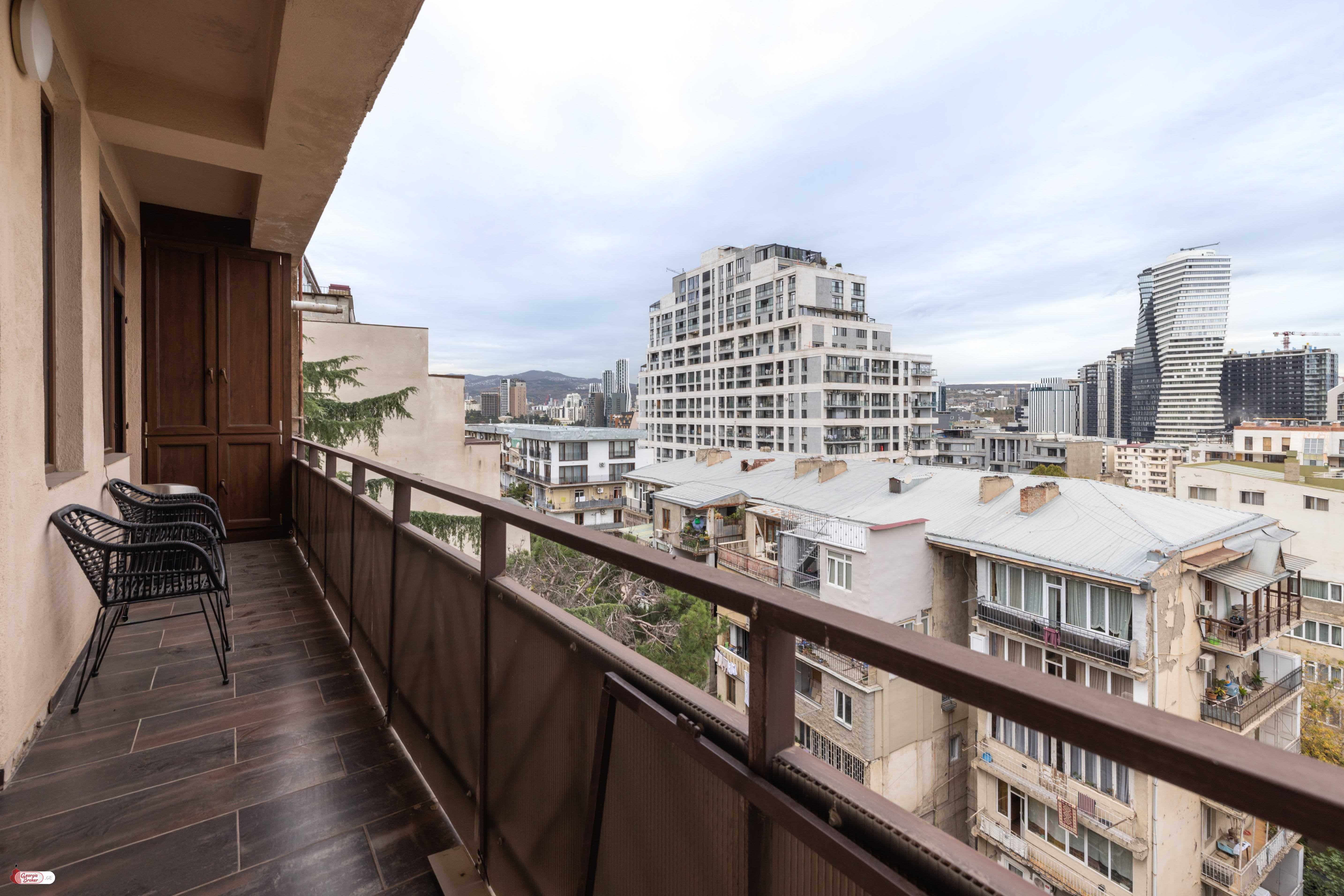 იყიდება ახალი გარემონტებული 6 ოთახიანი ბინა