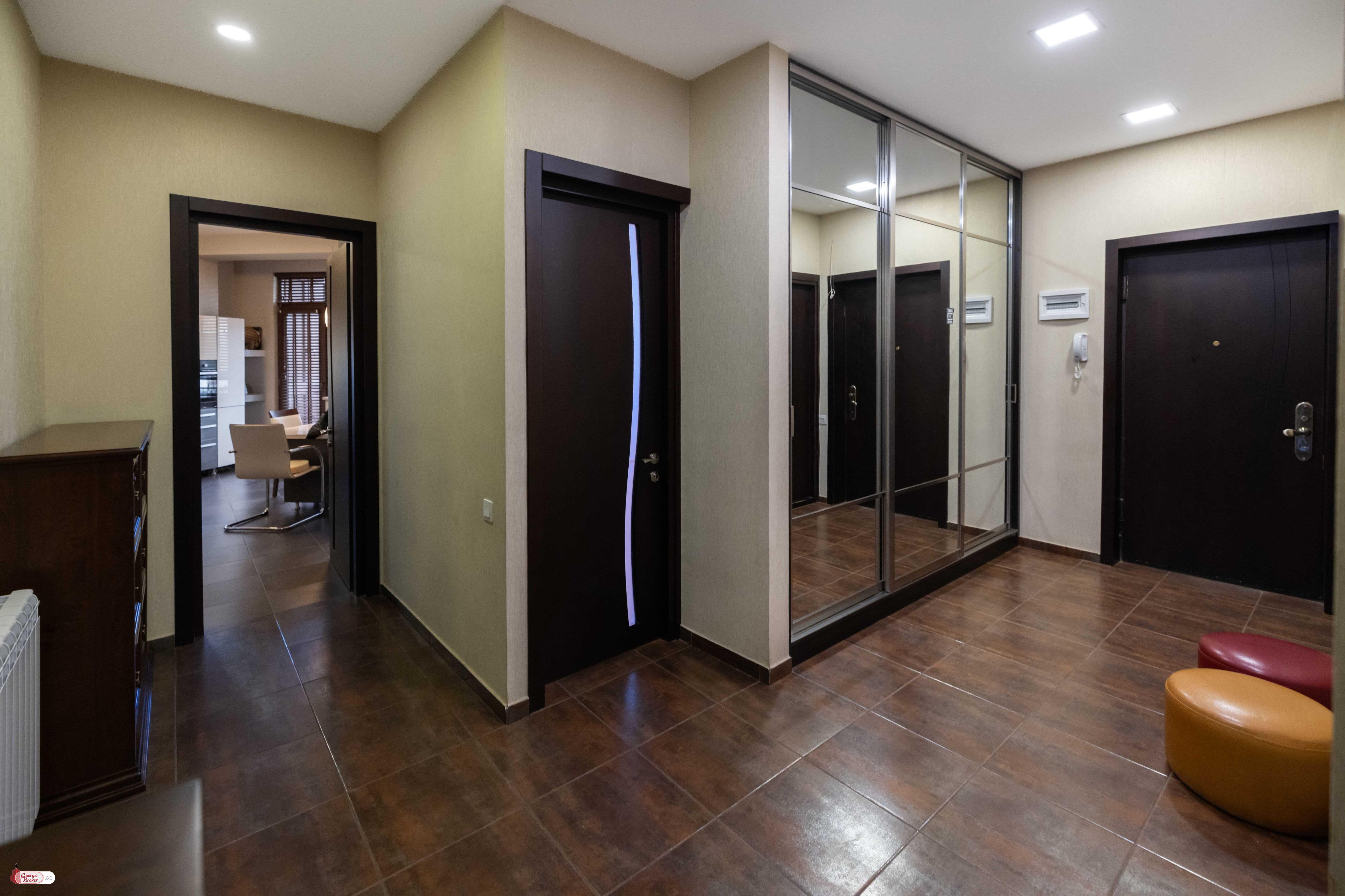 იყიდება ახალი გარემონტებული 6 ოთახიანი ბინა