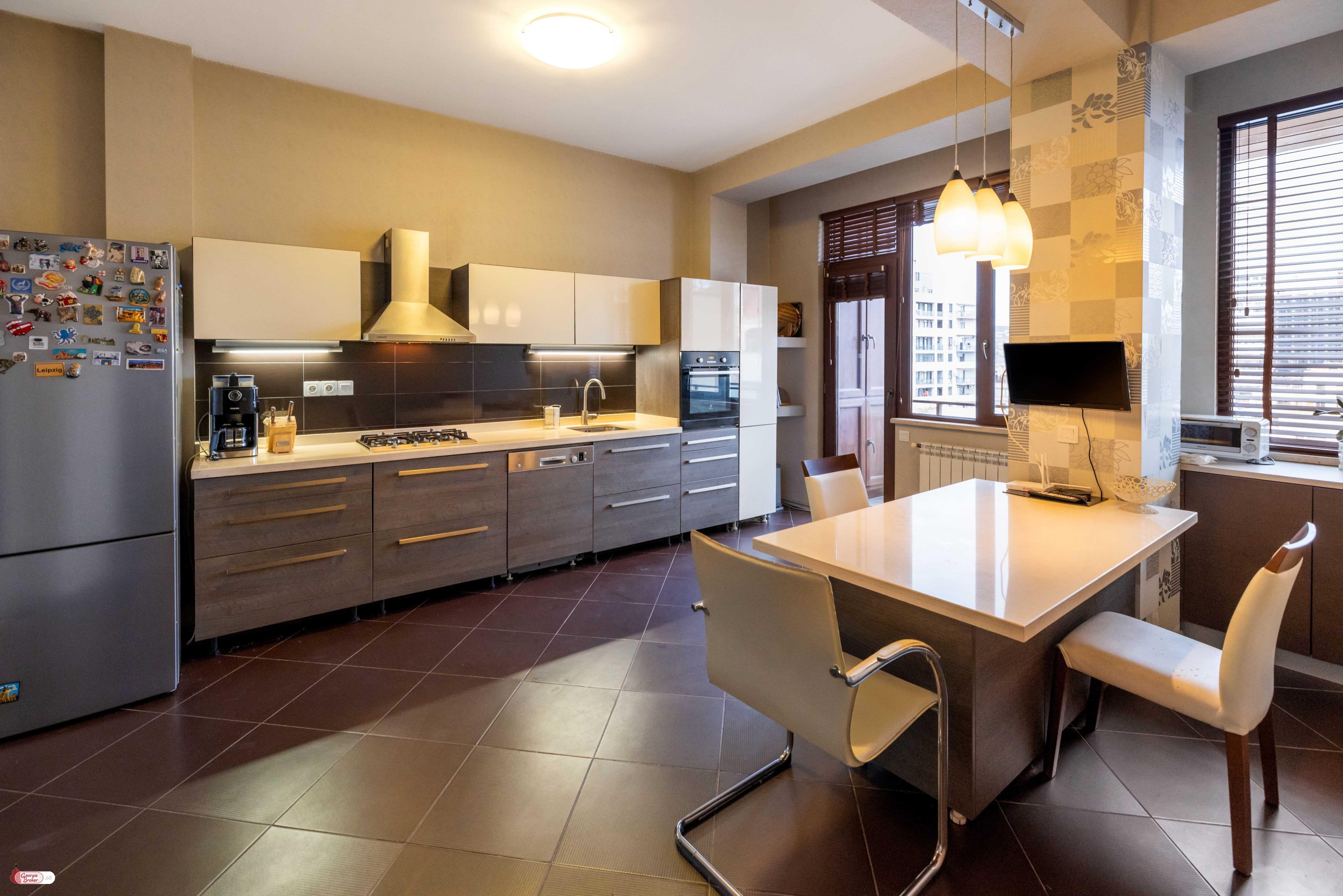 იყიდება ახალი გარემონტებული 6 ოთახიანი ბინა