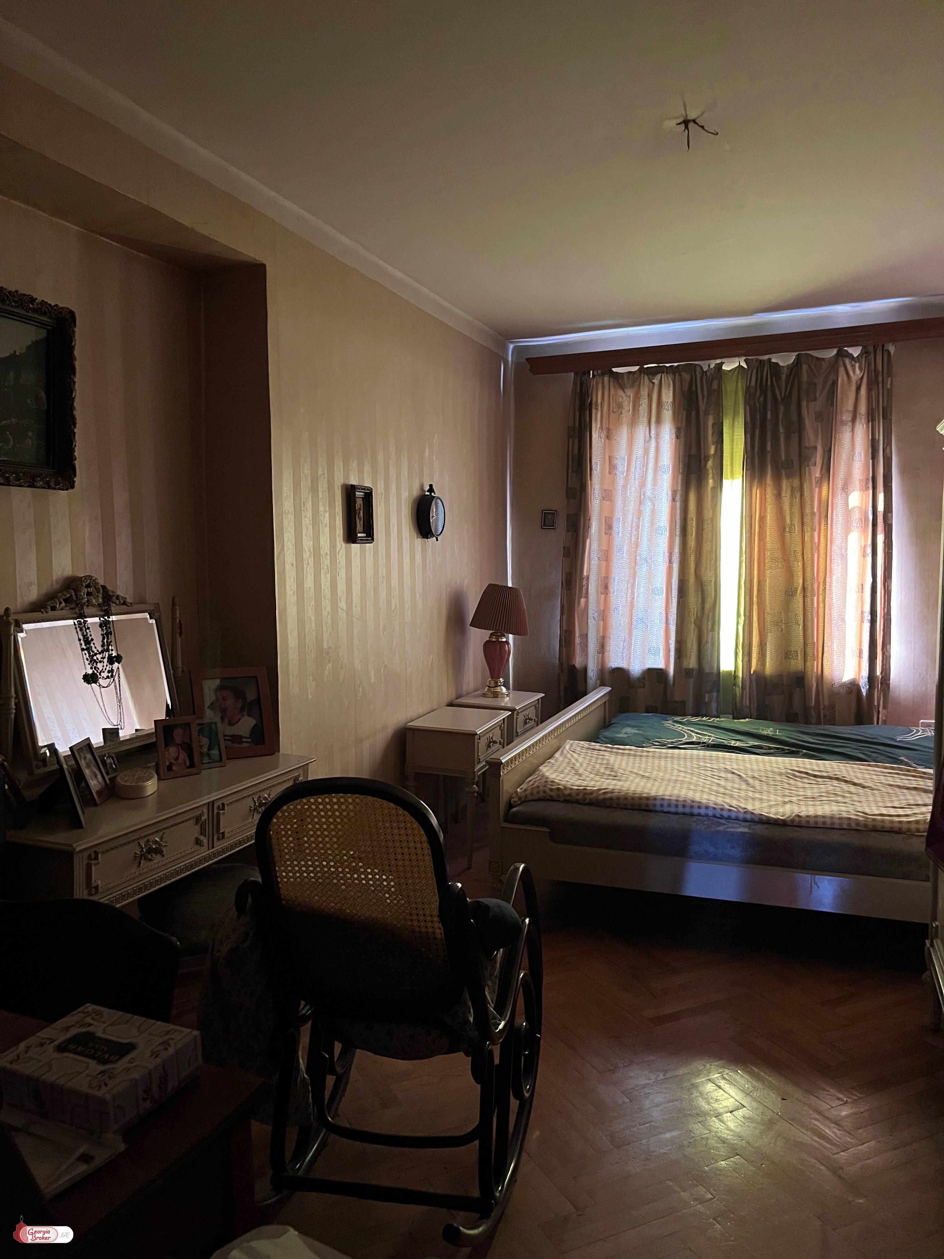 продается квартира со старым ремонтом 4-комнаты