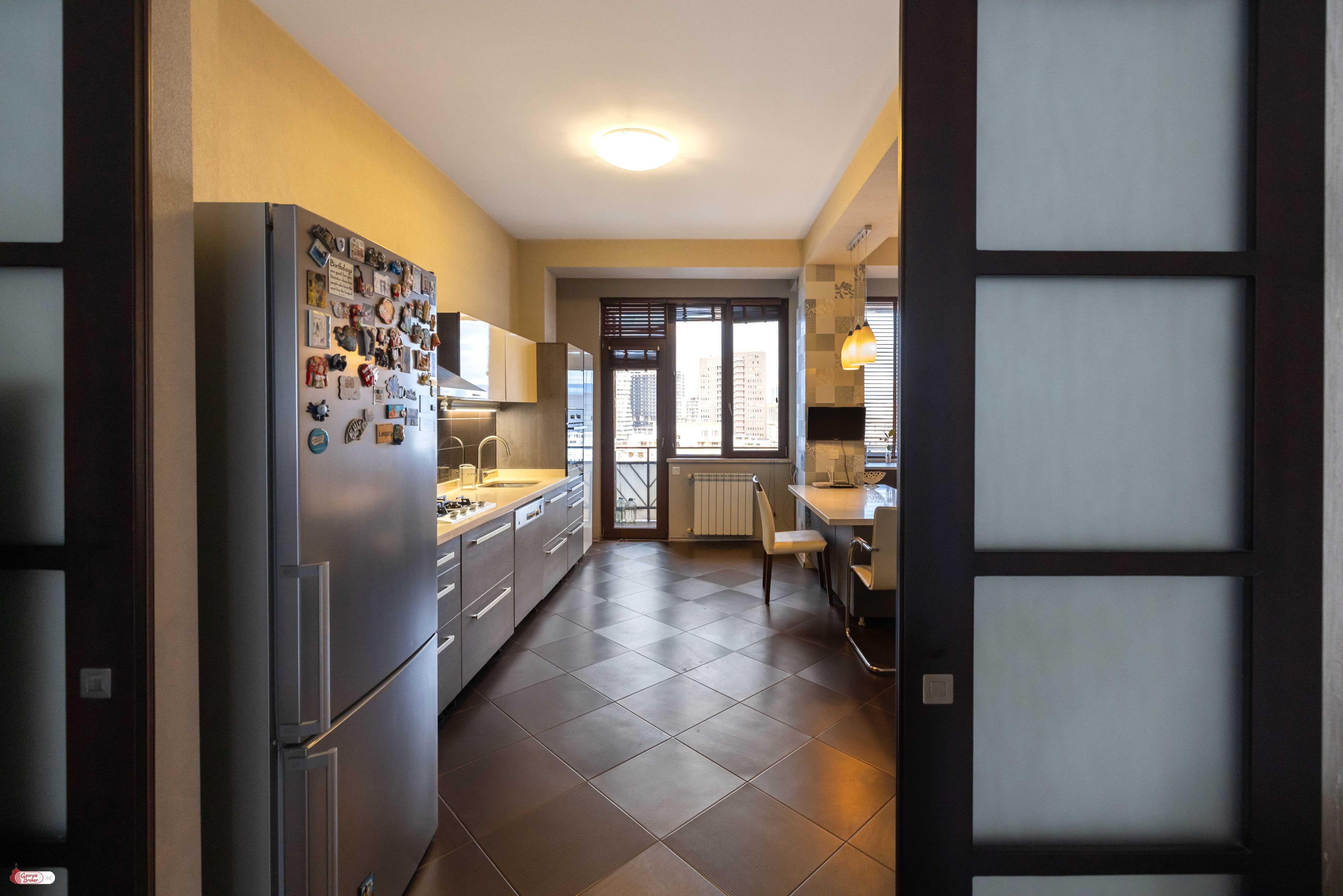 იყიდება ახალი გარემონტებული 6 ოთახიანი ბინა