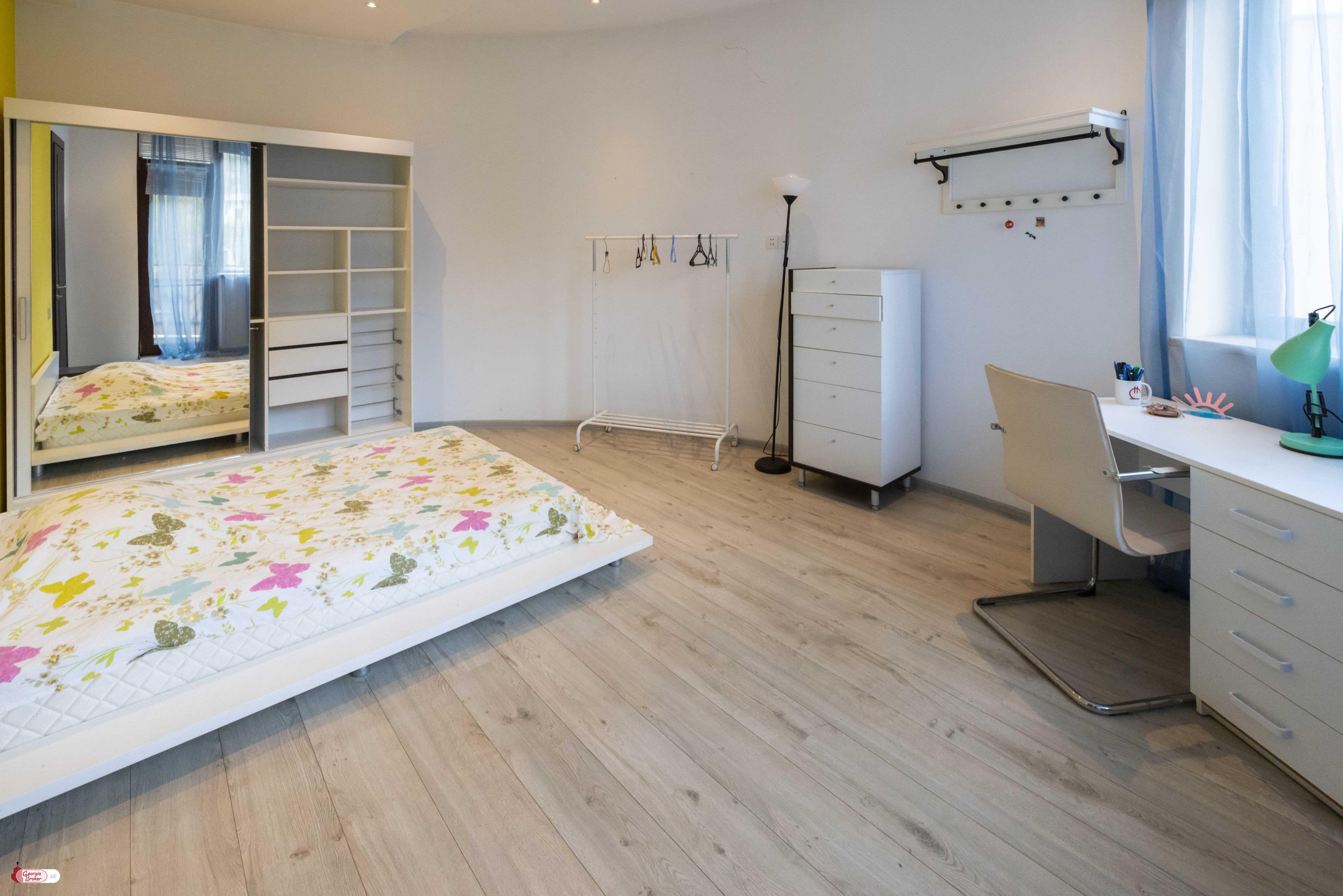 იყიდება ახალი გარემონტებული 6 ოთახიანი ბინა